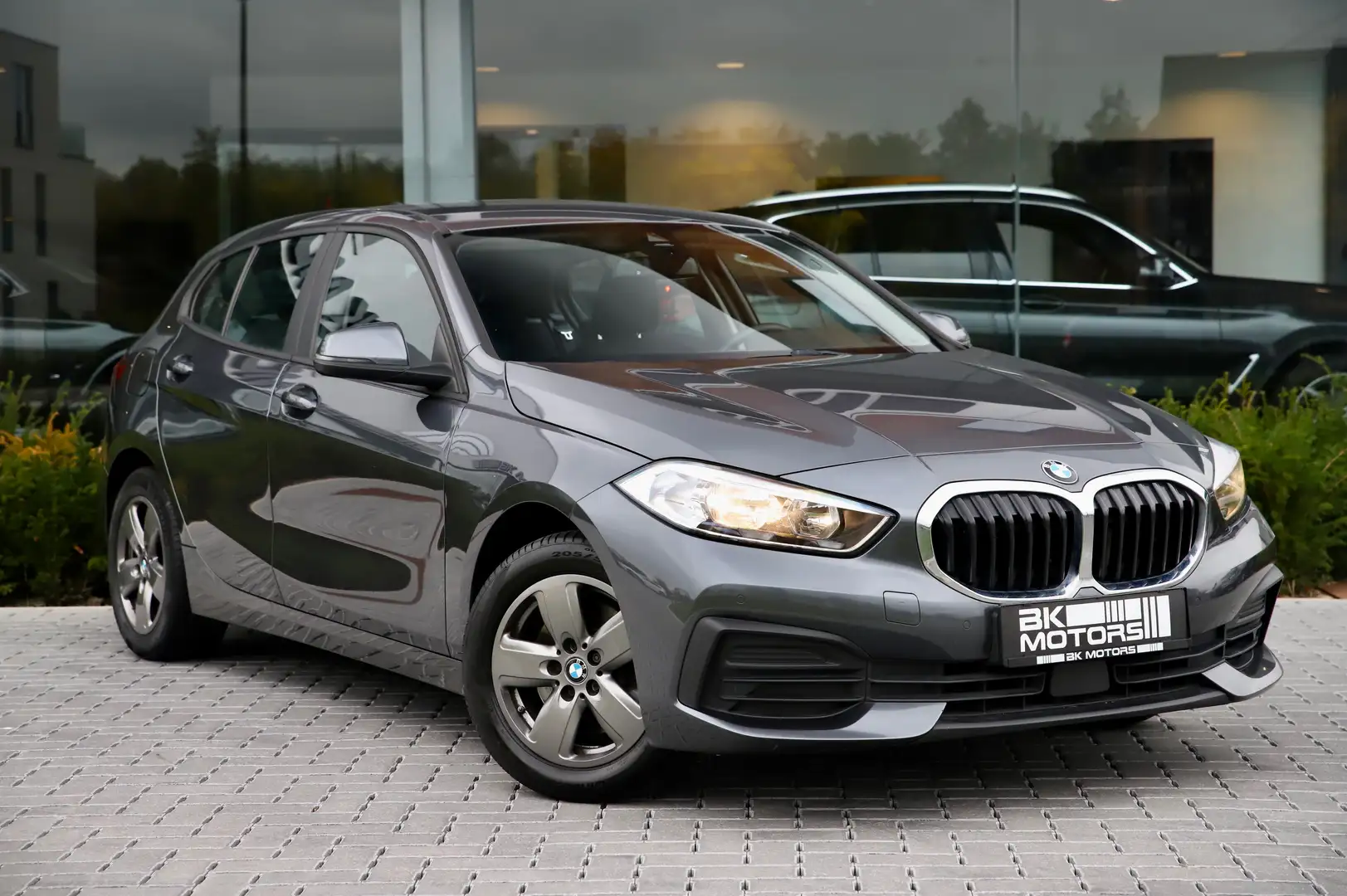 BMW 118 i AUTOMAAT-CARPLAY-LANE ASSIST-GPS-CRUISE-... Gris - 1