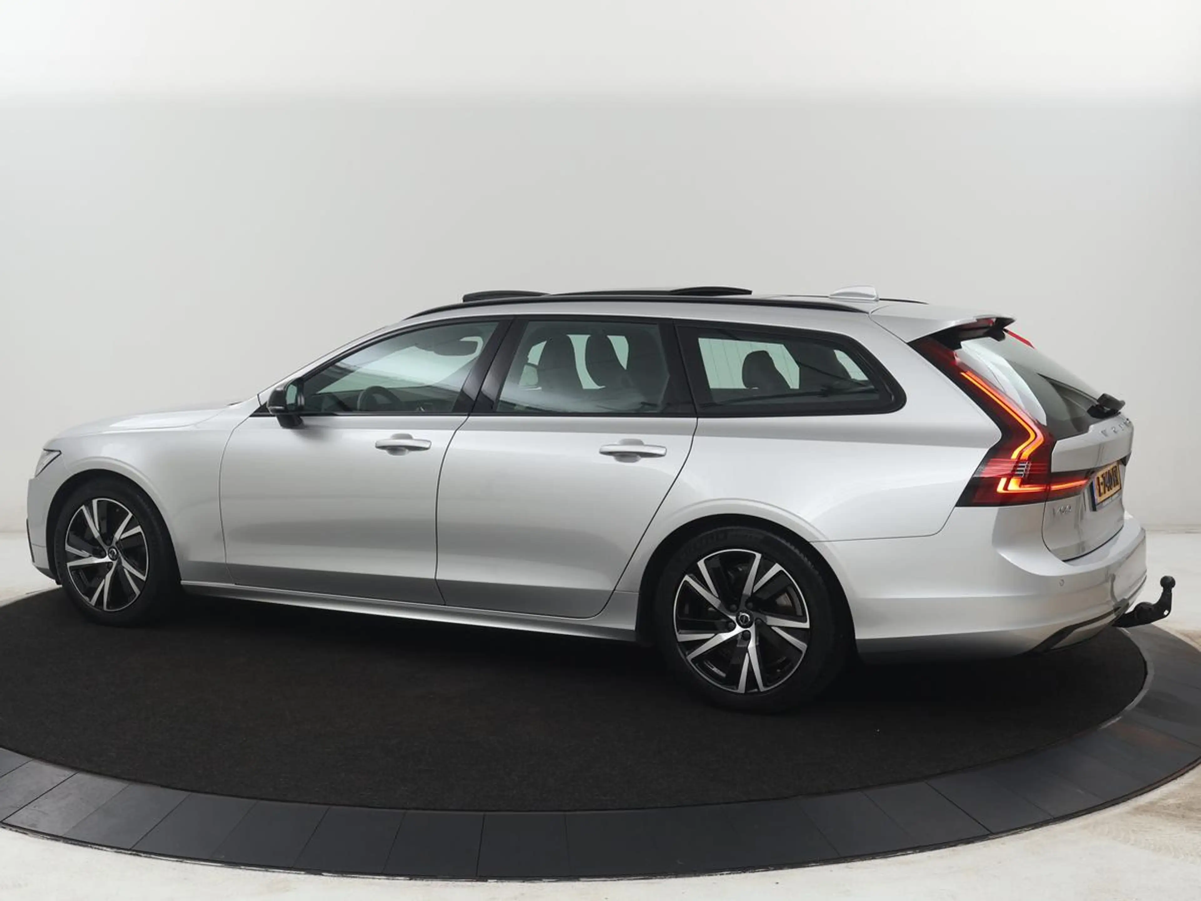 Volvo V90 2.0 B4 R-Design | Panoramadak | Leder | Stuur/stoe — photo 2