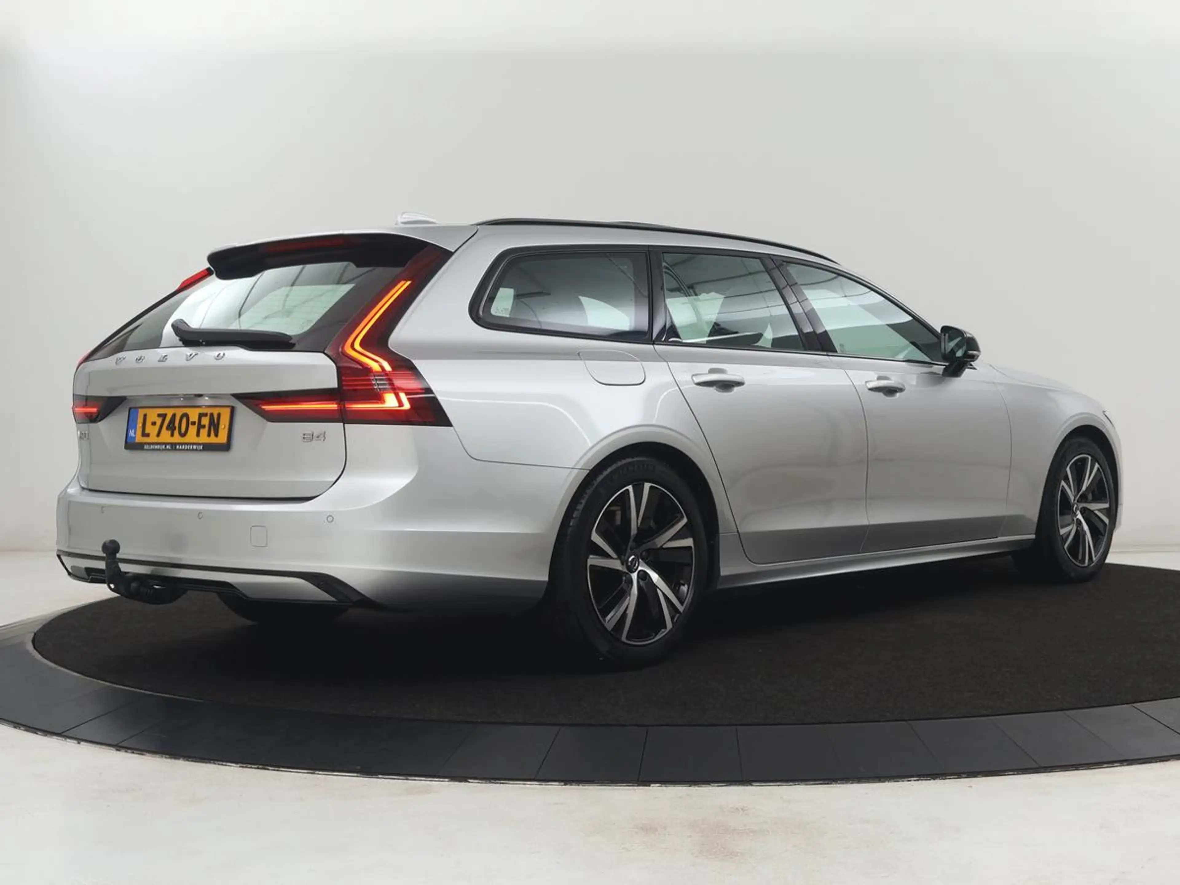 Volvo V90 2.0 B4 R-Design | Panoramadak | Leder | Stuur/stoe — photo 47