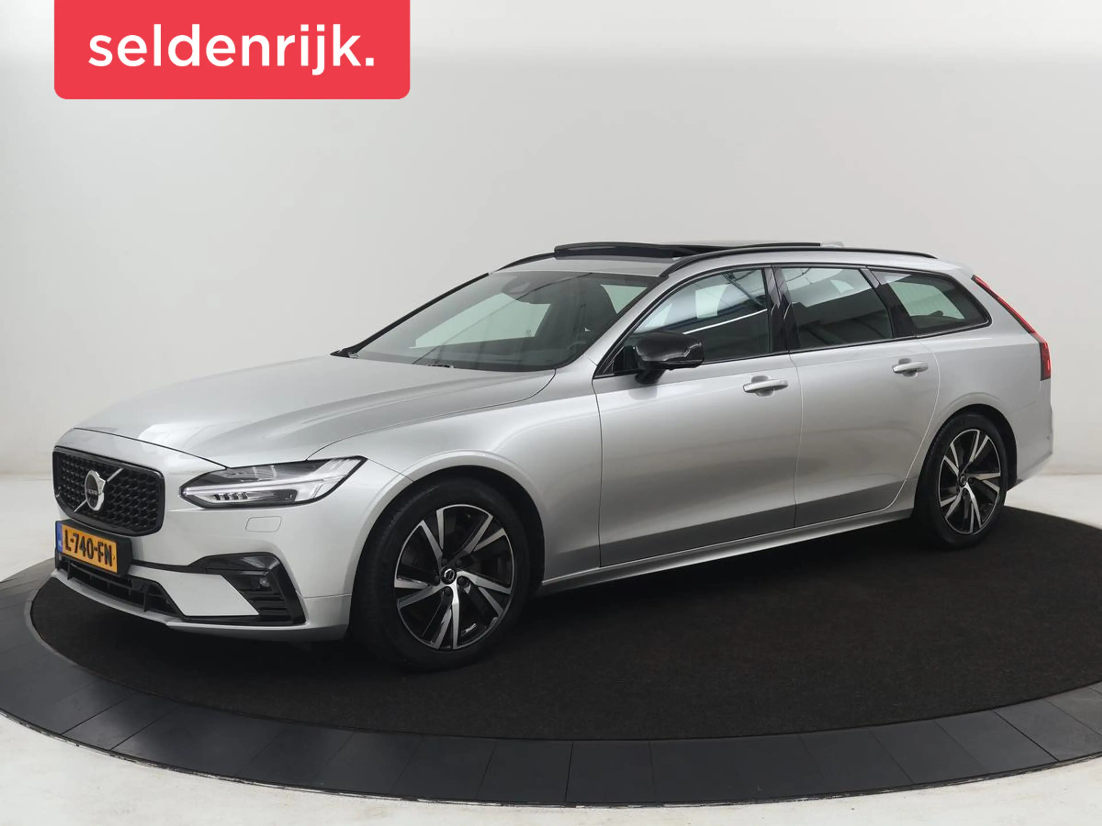 Volvo V90 2.0 B4 R-Design | Panoramadak | Leder | Stuur/stoe