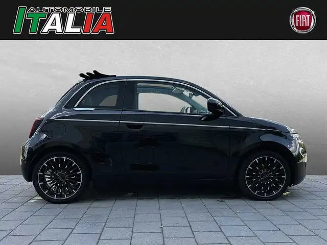 Fiat 500e view 3