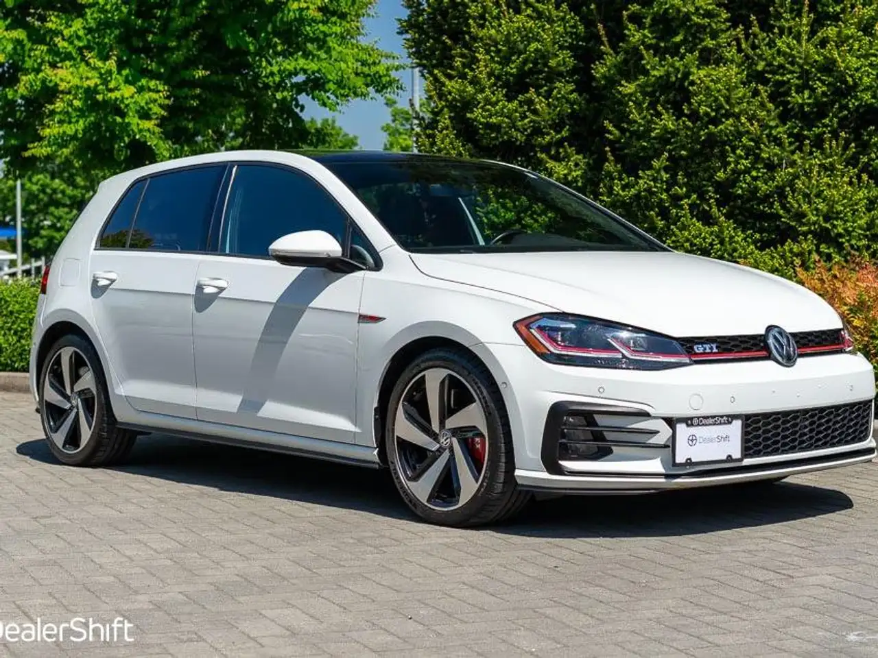 Volkswagen Golf GTI снимка Volkswagen Golf GTI