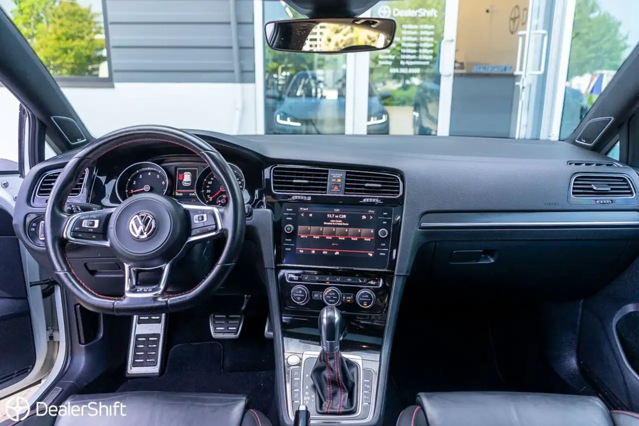 Volkswagen Golf GTI снимка Volkswagen Golf GTI