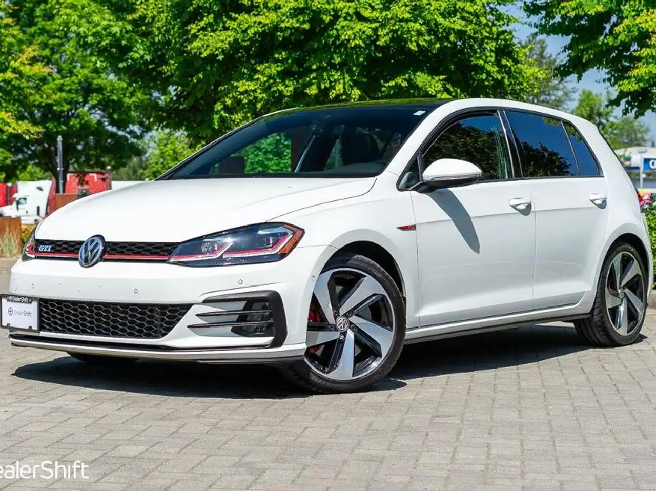 Volkswagen Golf GTI снимка Volkswagen Golf GTI