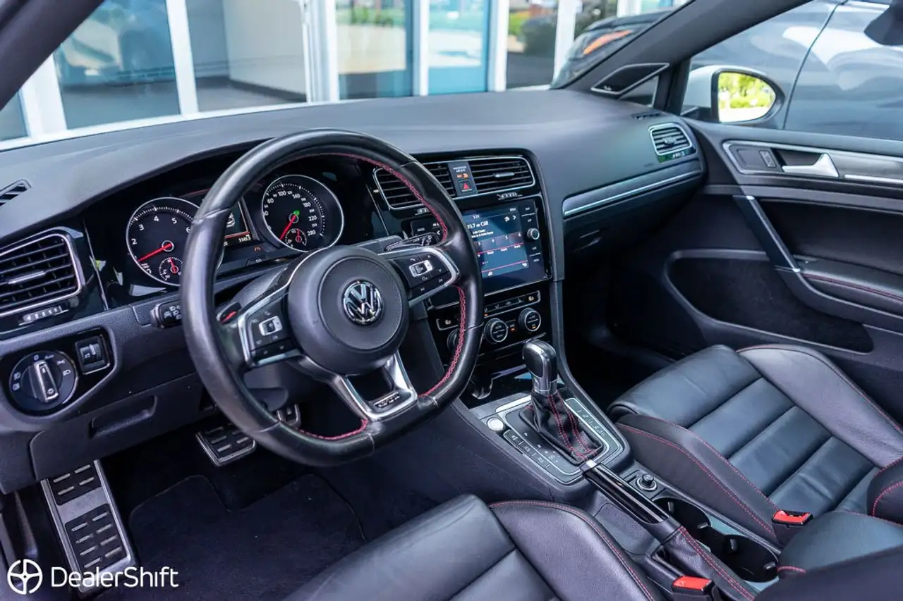 Volkswagen Golf GTI снимка Volkswagen Golf GTI