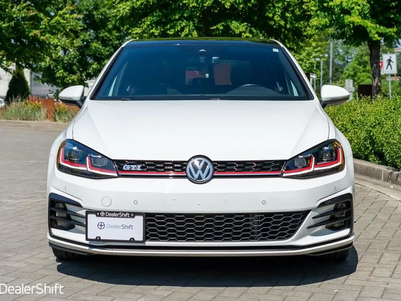 Volkswagen Golf GTI снимка Volkswagen Golf GTI