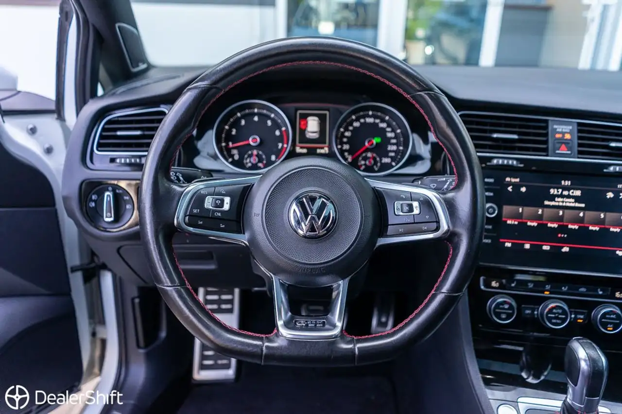 Volkswagen Golf GTI снимка Volkswagen Golf GTI
