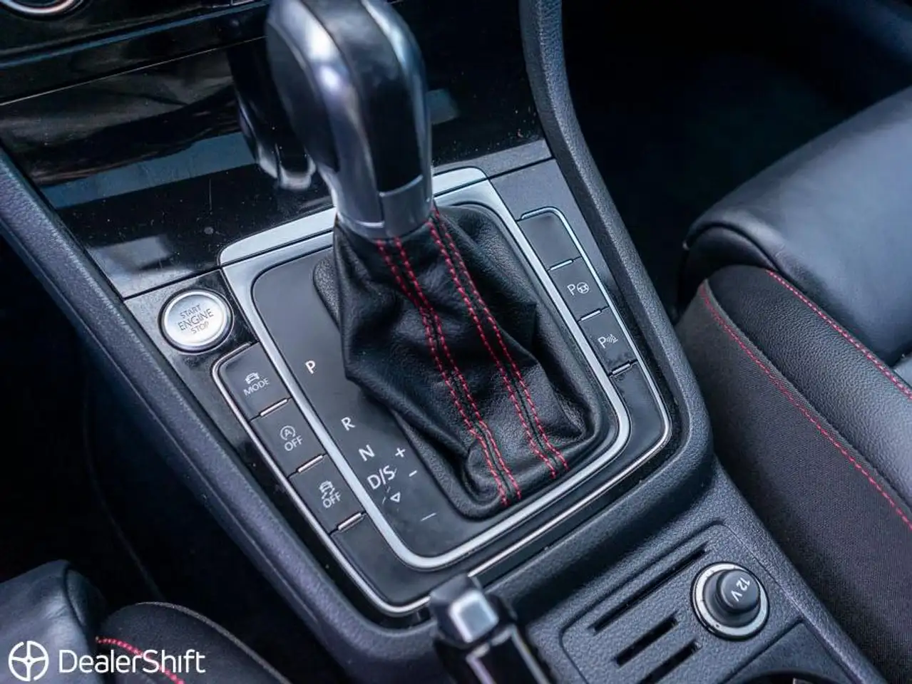 Volkswagen Golf GTI снимка Volkswagen Golf GTI