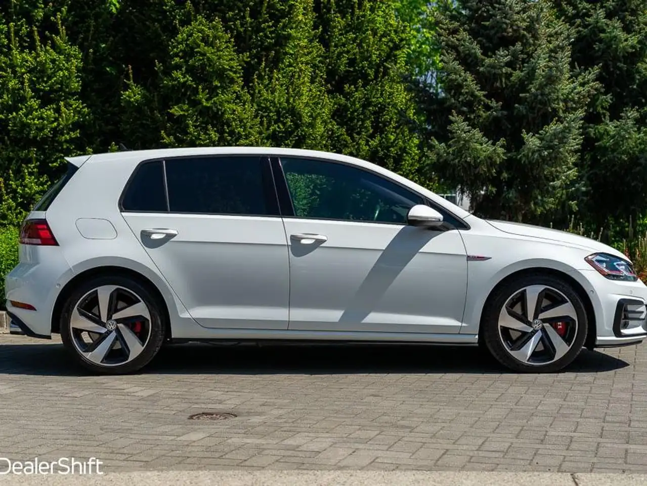 Volkswagen Golf GTI снимка Volkswagen Golf GTI