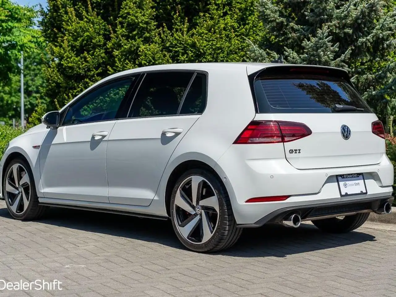 Volkswagen Golf GTI снимка Volkswagen Golf GTI