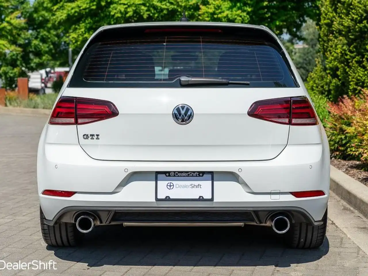 Volkswagen Golf GTI снимка Volkswagen Golf GTI