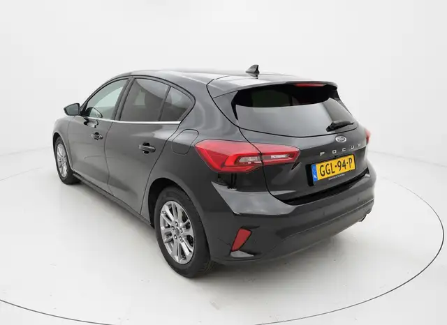 Ford Focus view 3
