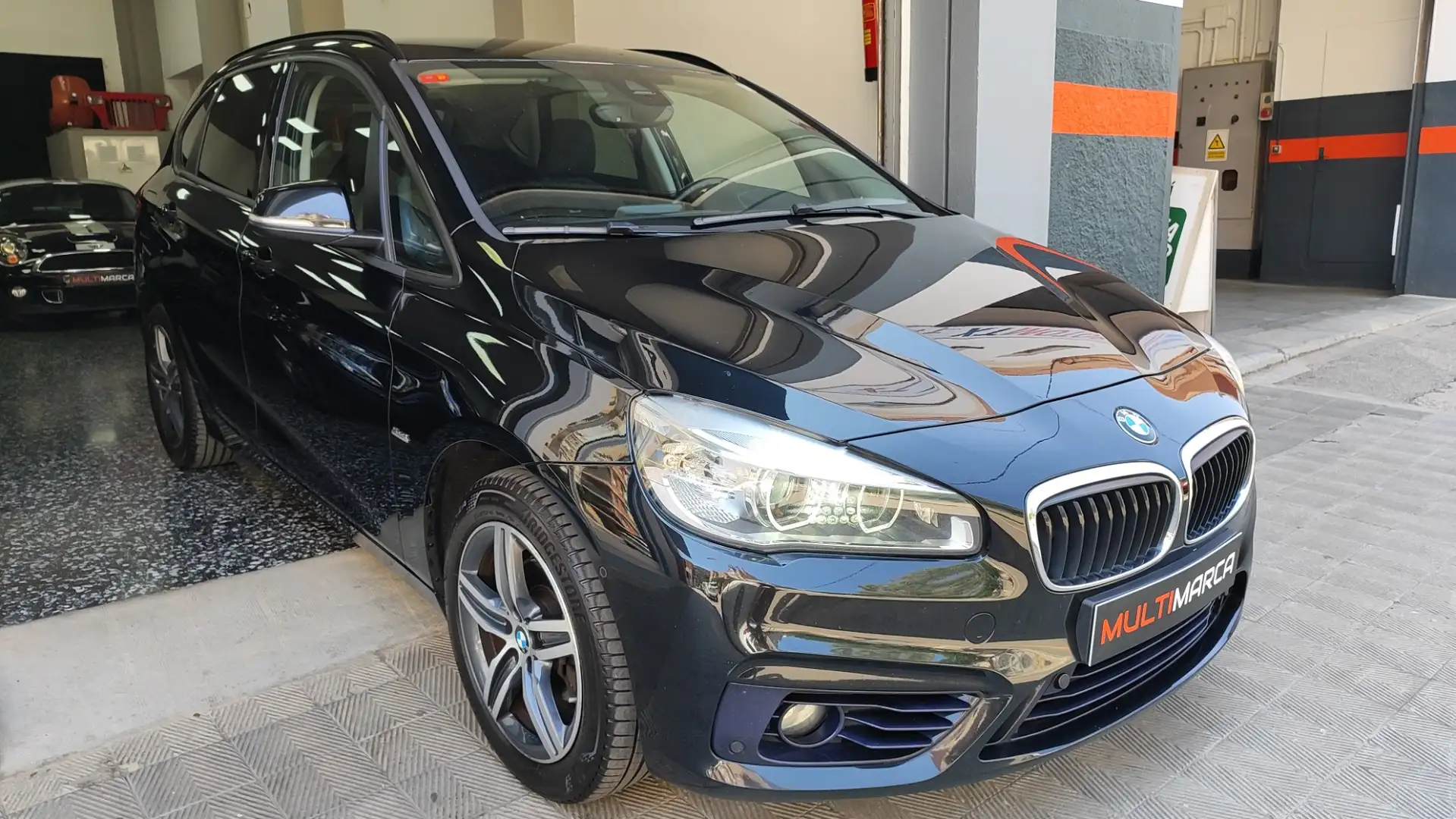 BMW 218 218d Active Tourer Zwart - 2