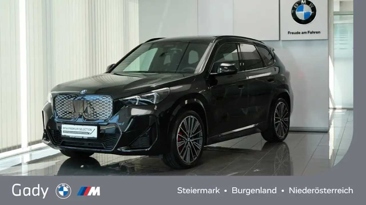 BMW iX1 eDrive20 M-Sportpaket Pro — photo 1 of 18