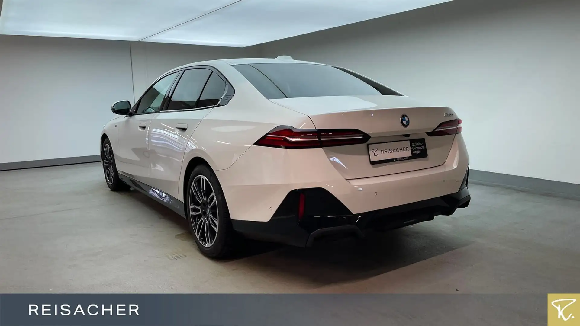 BMW 520 d A Lim M-Sport,AHK,DAProf,Autom Weiß - 2