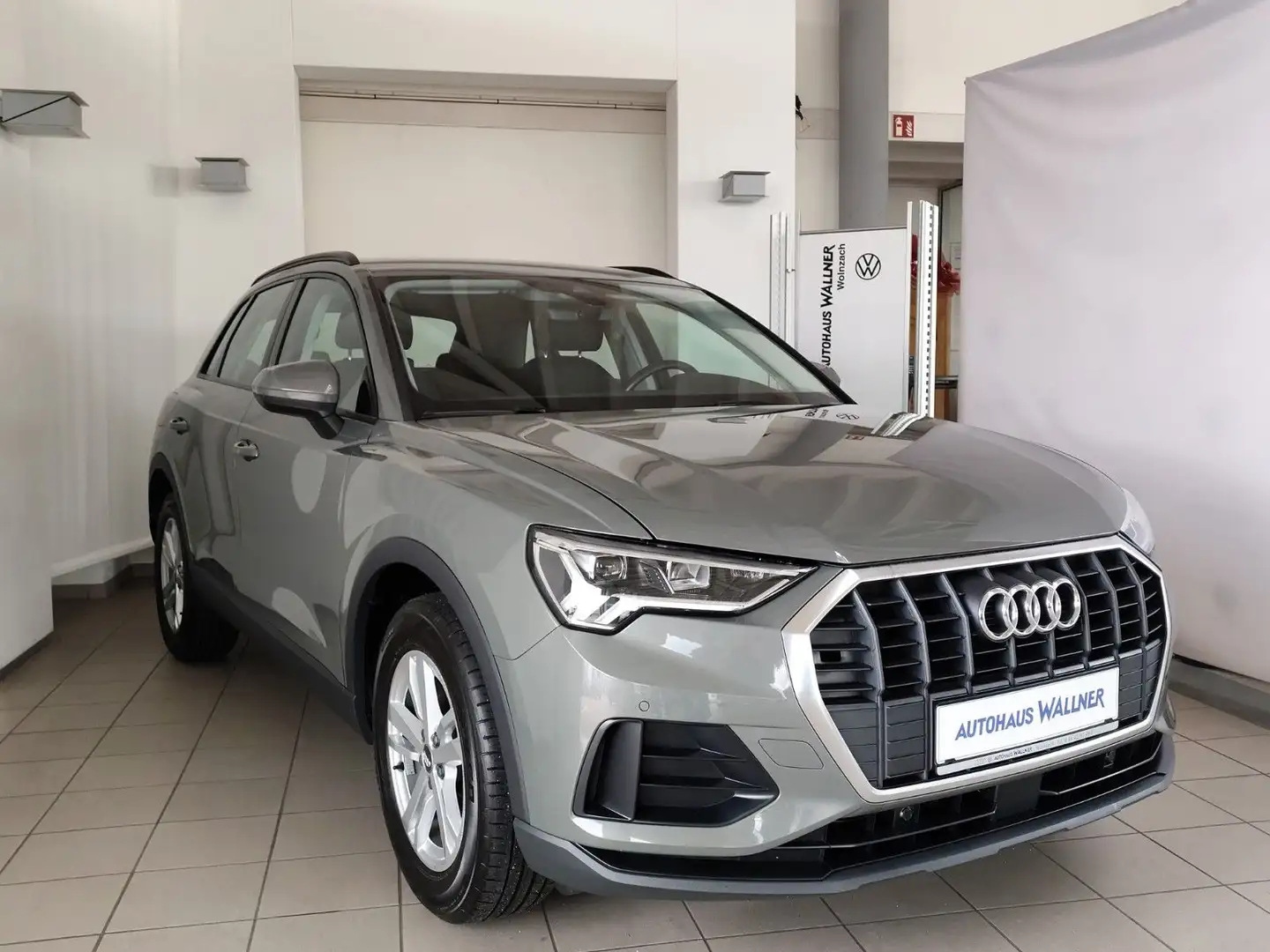 Audi Q3 35 TFSI basis Grau - 2