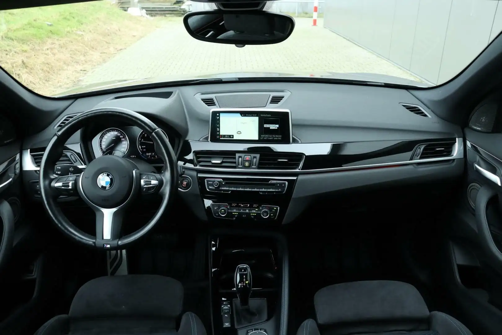 BMW X1 xDrive20i / M-Sport / M Pakket / 192PK / Trekhaak Grigio - 2