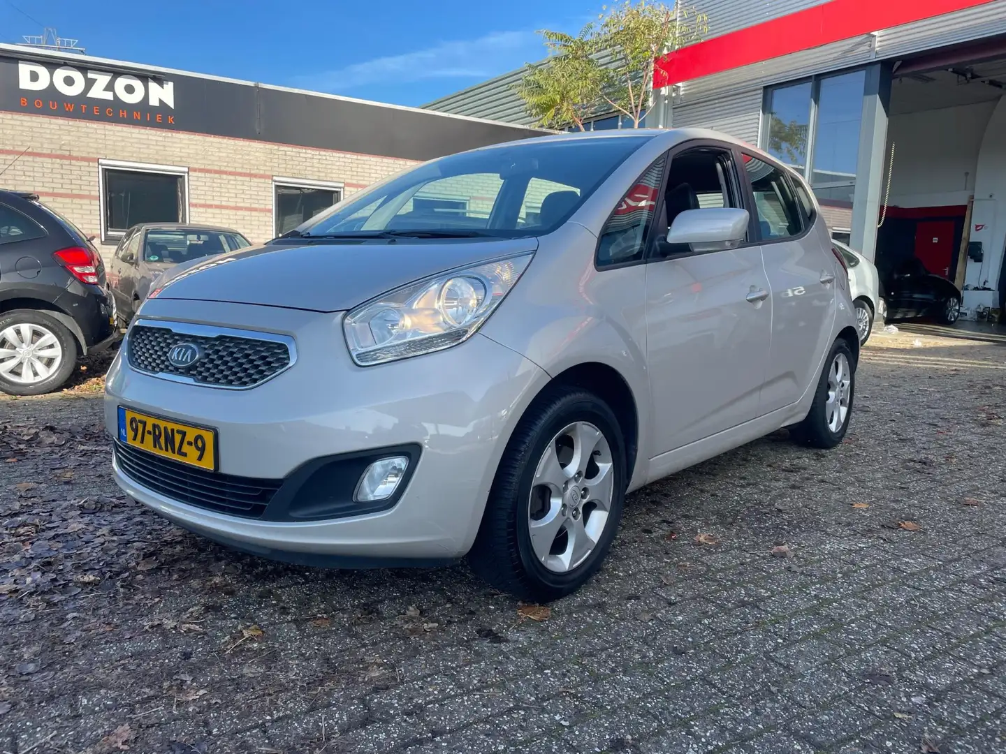 Kia Venga 1.6 CVVT X-ecutive navi nette auto Beige - 2