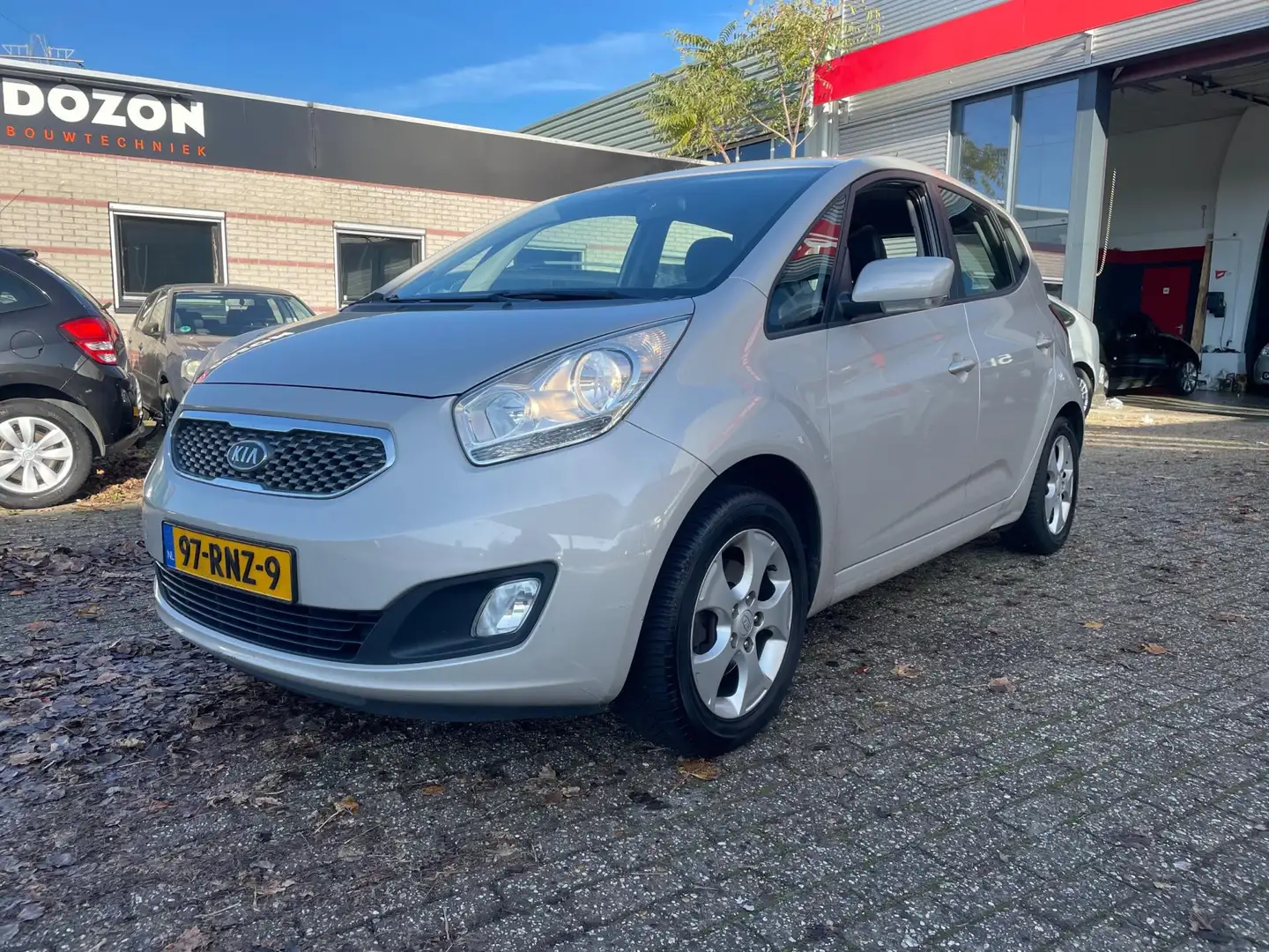 Kia Venga 1.6 CVVT X-ecutive navi nette auto Beige - 1