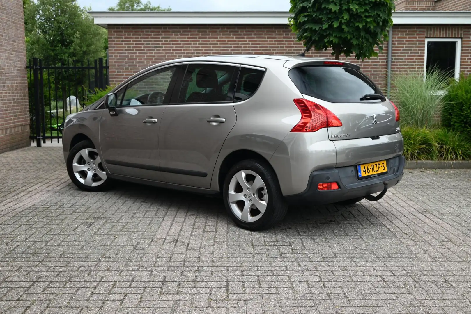 Peugeot 3008 1.6 VTi ST 120 PK NL Auto Trekhaak Cruise Clima Na Grijs - 2