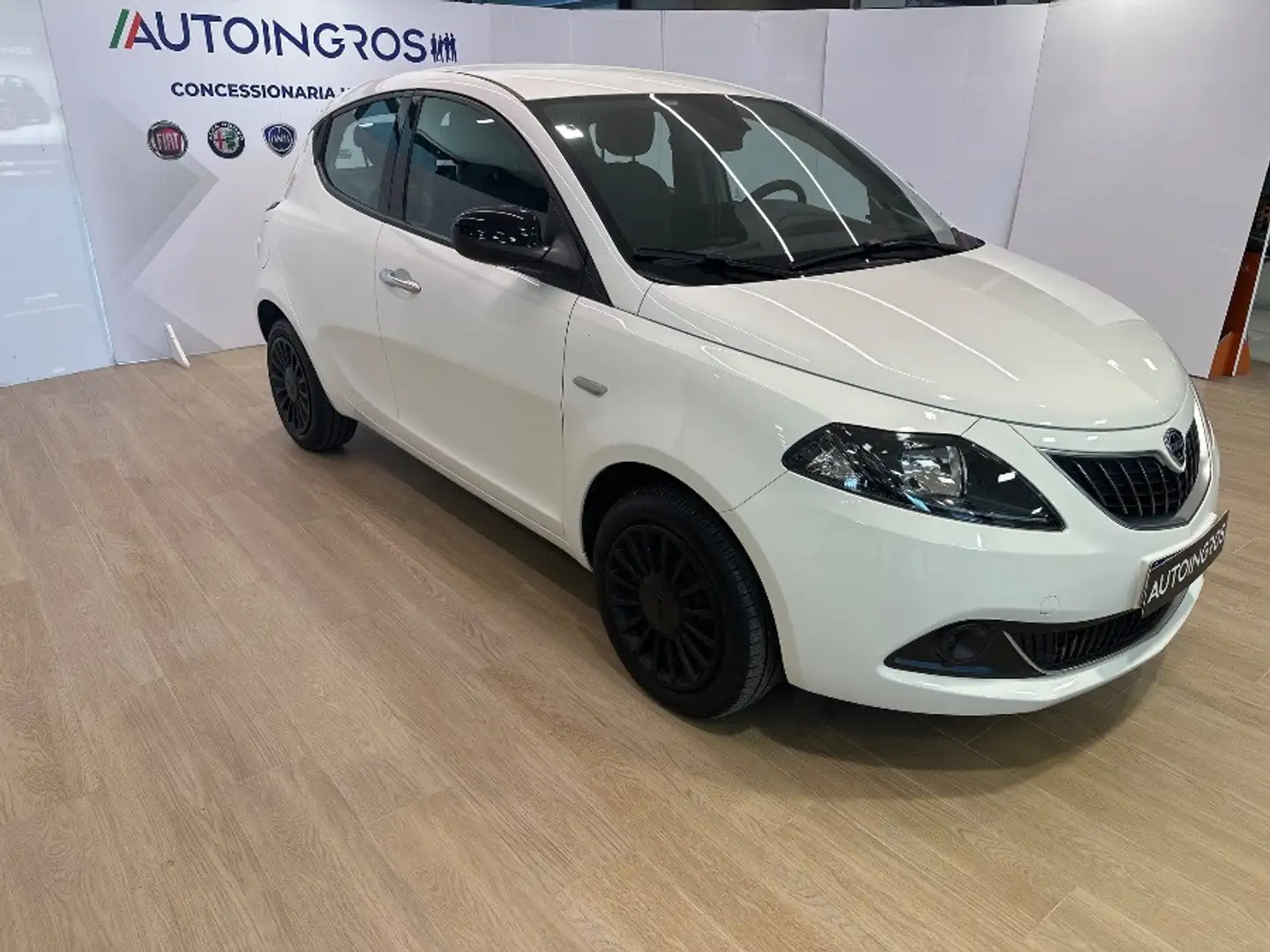 Lancia Ypsilon 1.0 FireFly Hybrid Silver Bianco - 2