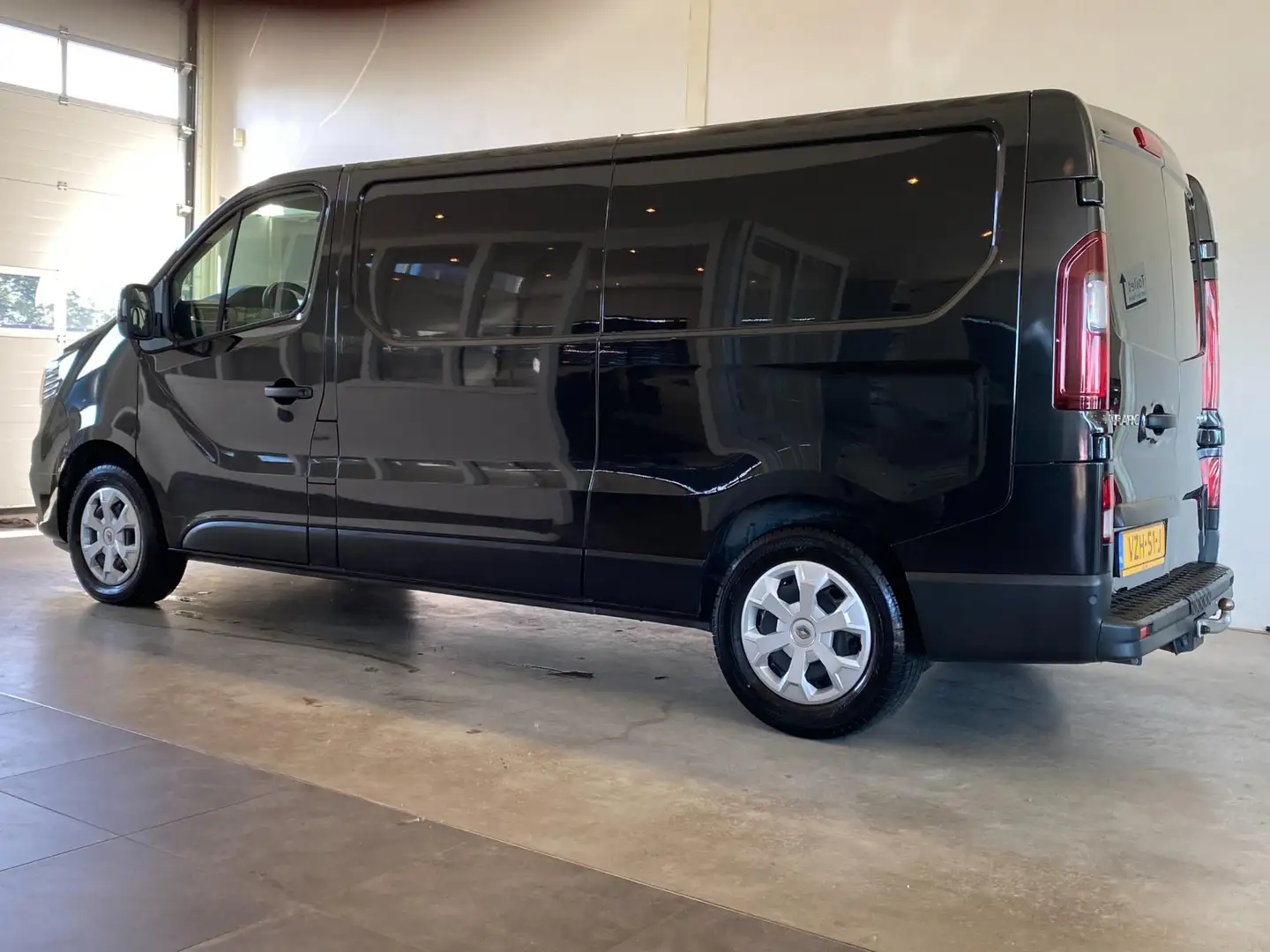 Renault Trafic 2.0 dCi 130PK L2H1 Trekhaak Navi 1e eig. Zwart - 2