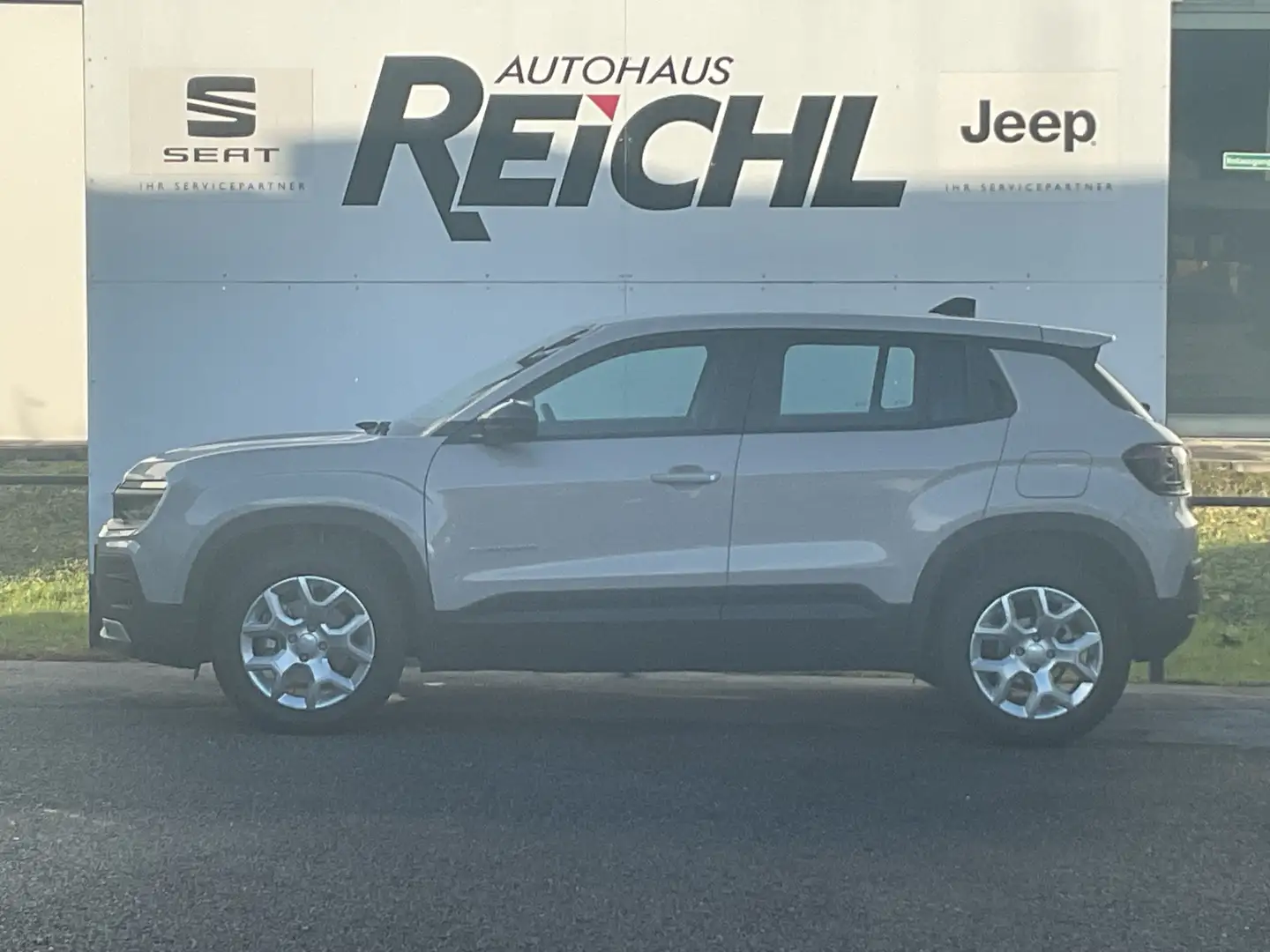 Jeep Avenger Altitude Mild-Hybrid Autom. - Info- u. Winterpaket Beige - 1