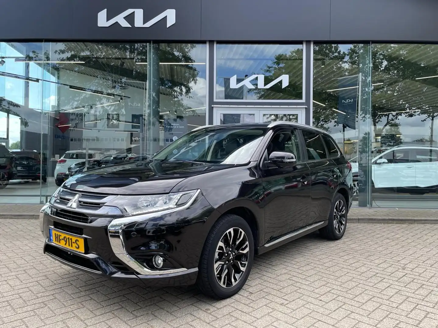 Mitsubishi Outlander 2.0 PHEV instyle | Leder | Navigatie | Camera | Va Negru - 1