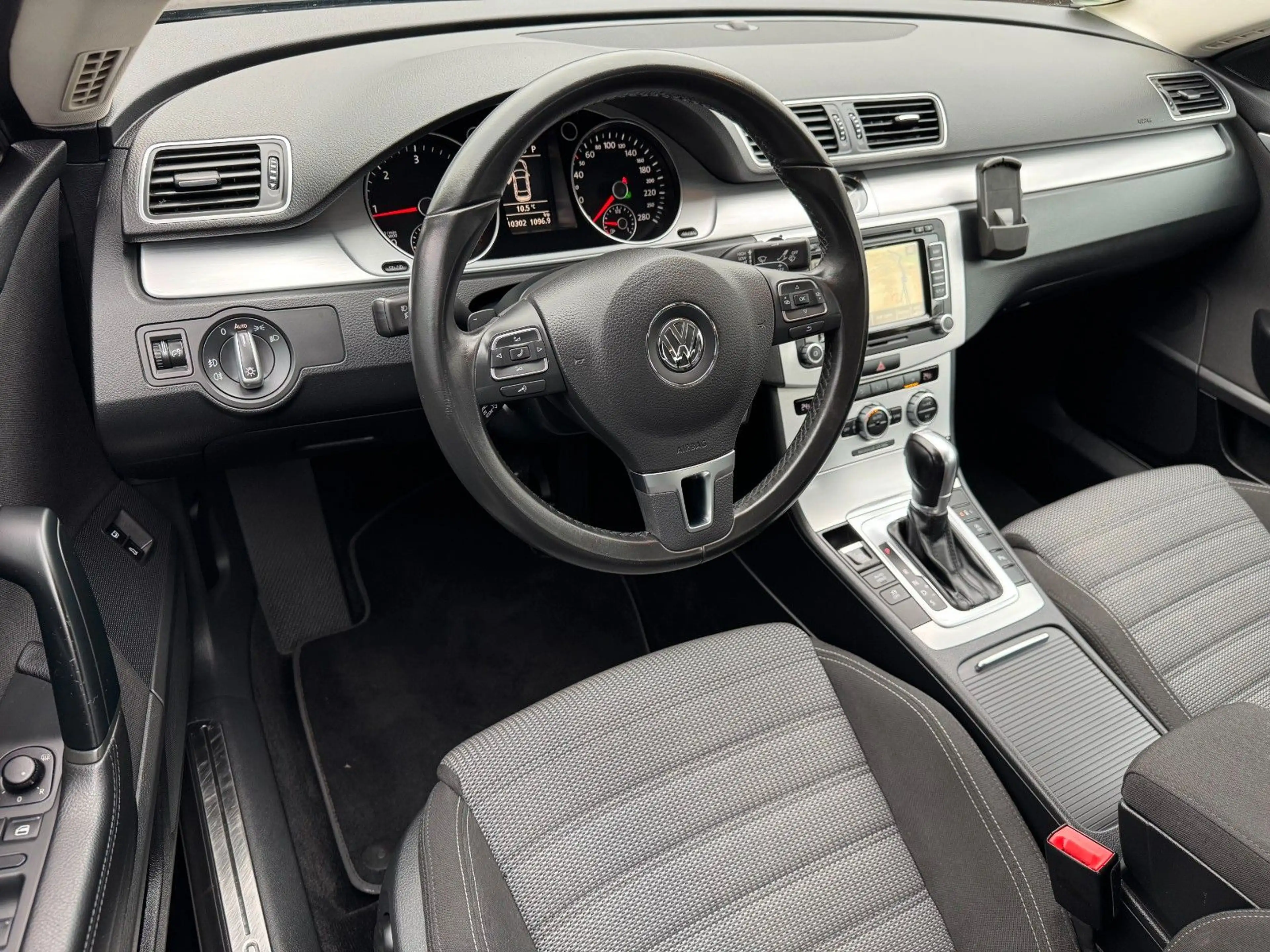 Volkswagen Passat CC 2.0TDI DSG *2.Hand/Navi/Bi-Xenon/AHK* — photo 6