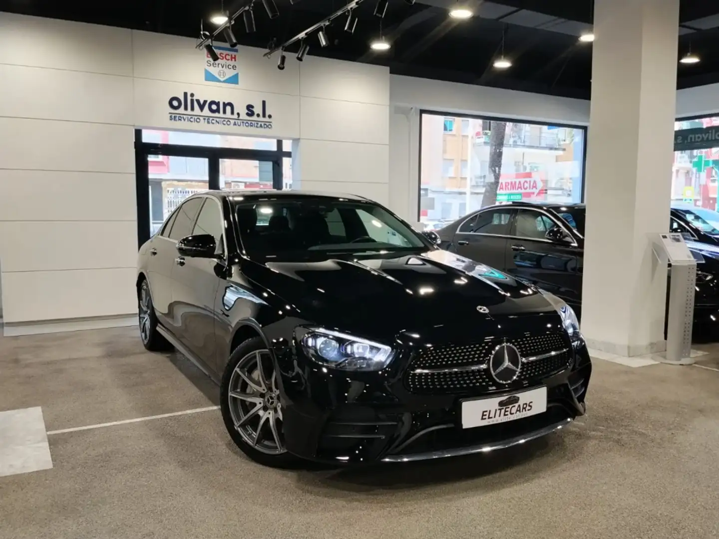 Mercedes-Benz E 300 de Negro - 1