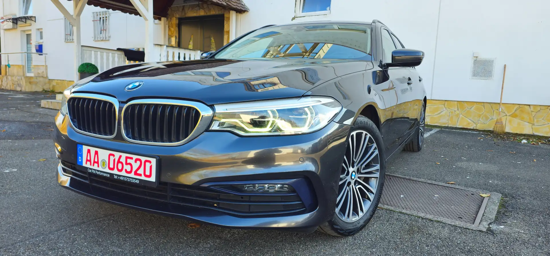 BMW 530 530 d xDrive Sport Line,HUD,SHZ,SBel,AHK,Panorama. Grau - 1