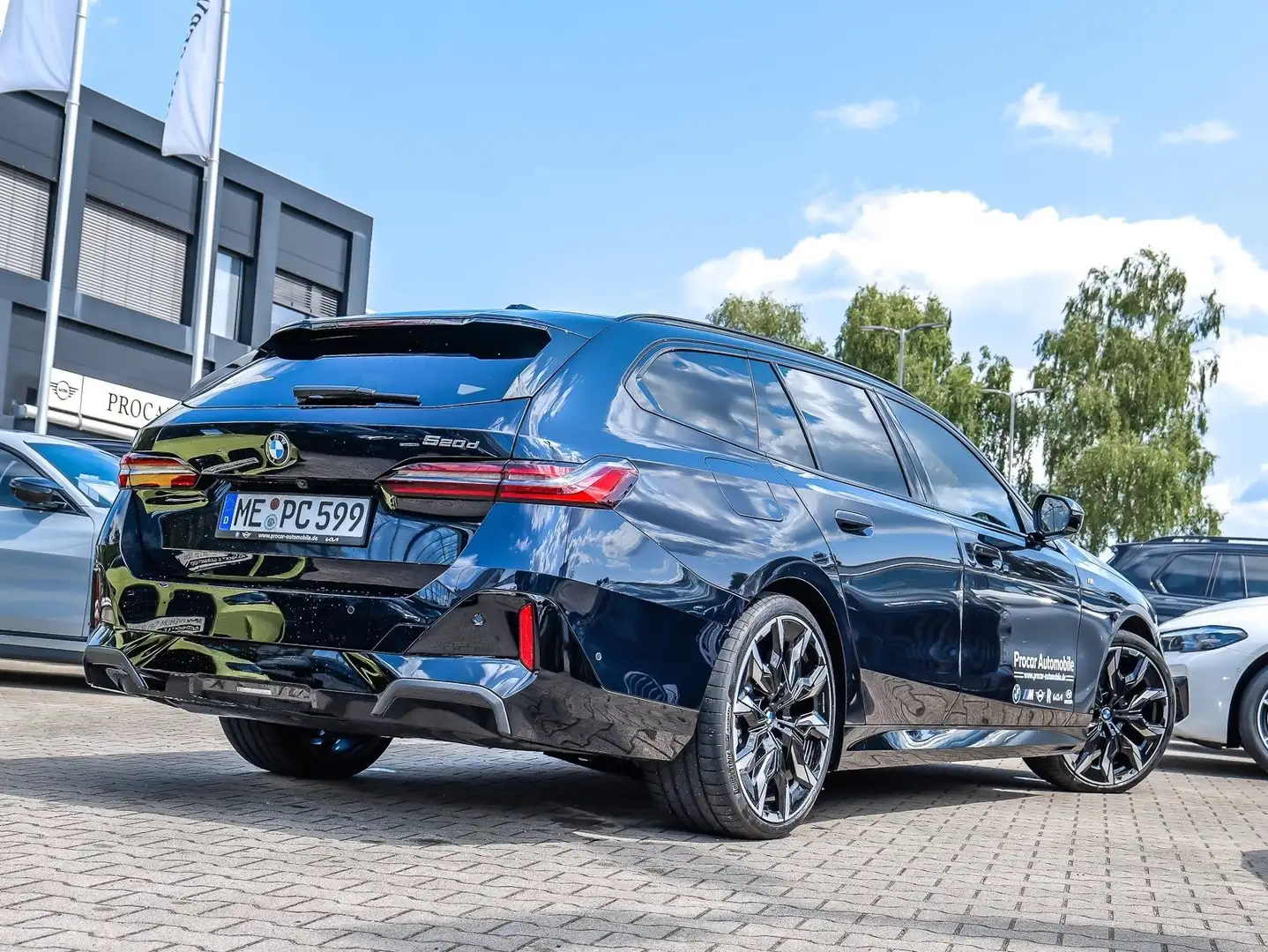 BMW 520 d MSport PANO HuD AHK B/W DA PA+ Noir - 2