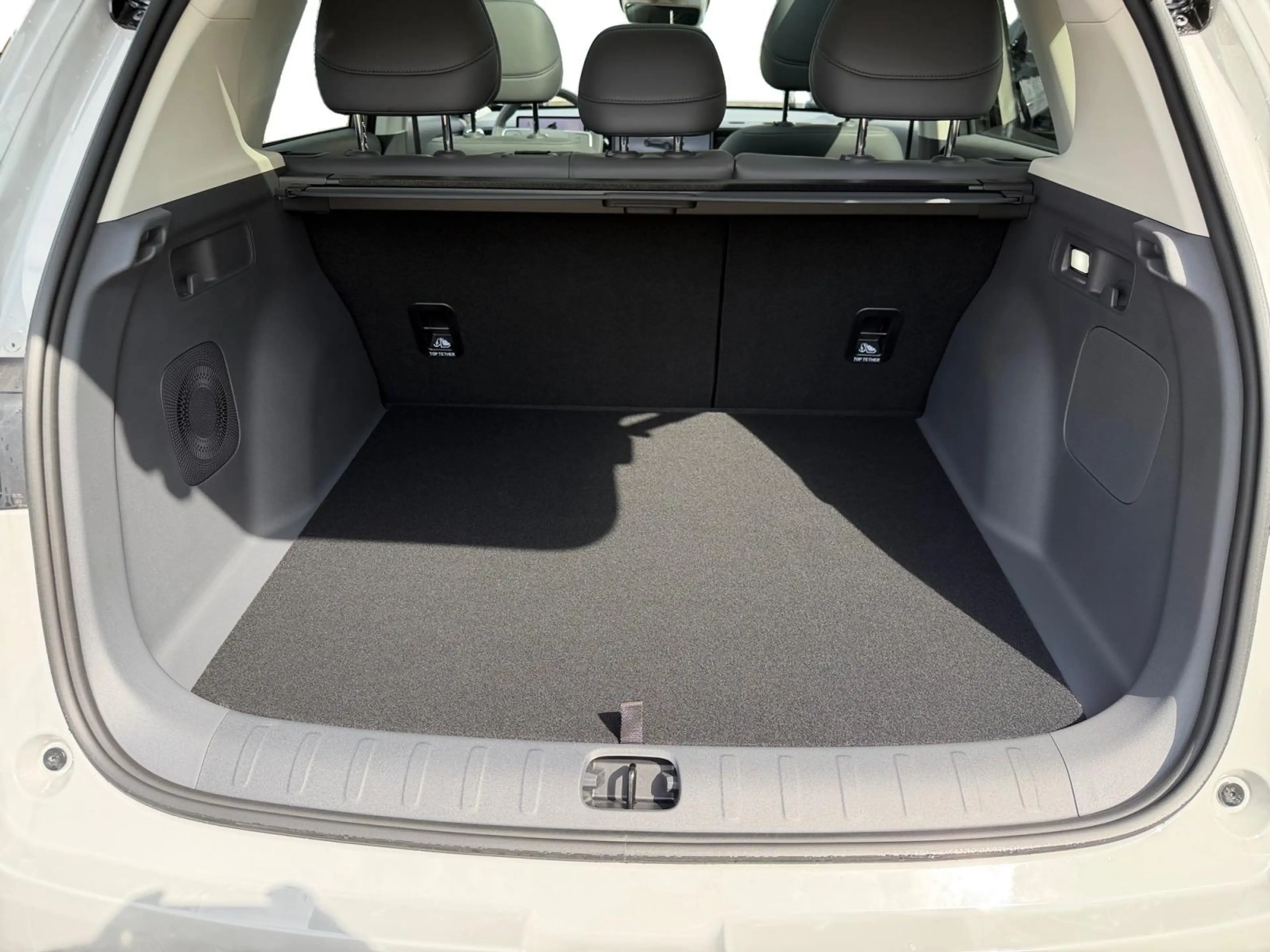 Leapmotor B10 160 kW Hybrid EV Design — photo 6