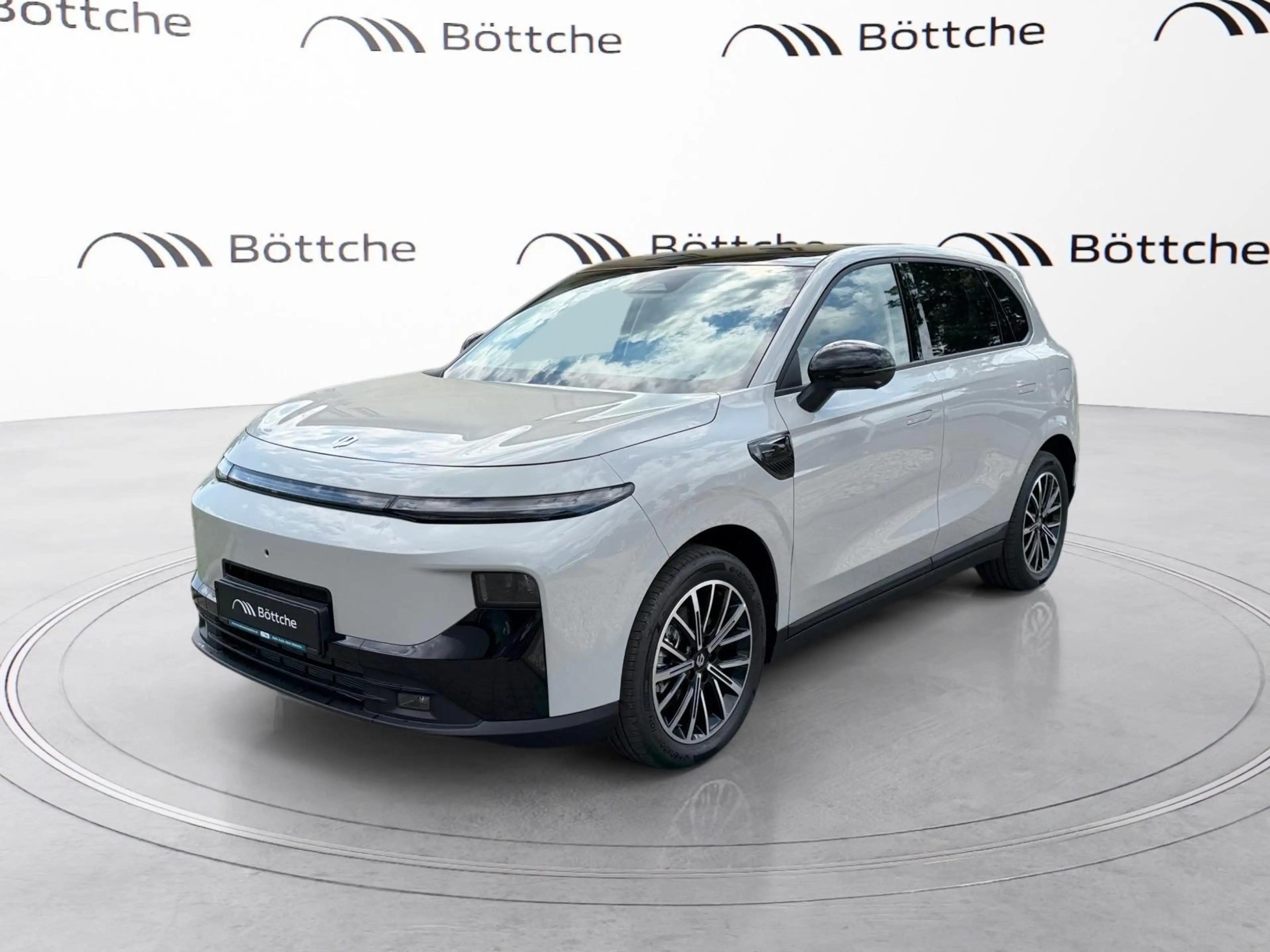 Leapmotor B10 160 kW Hybrid EV Design — photo 2