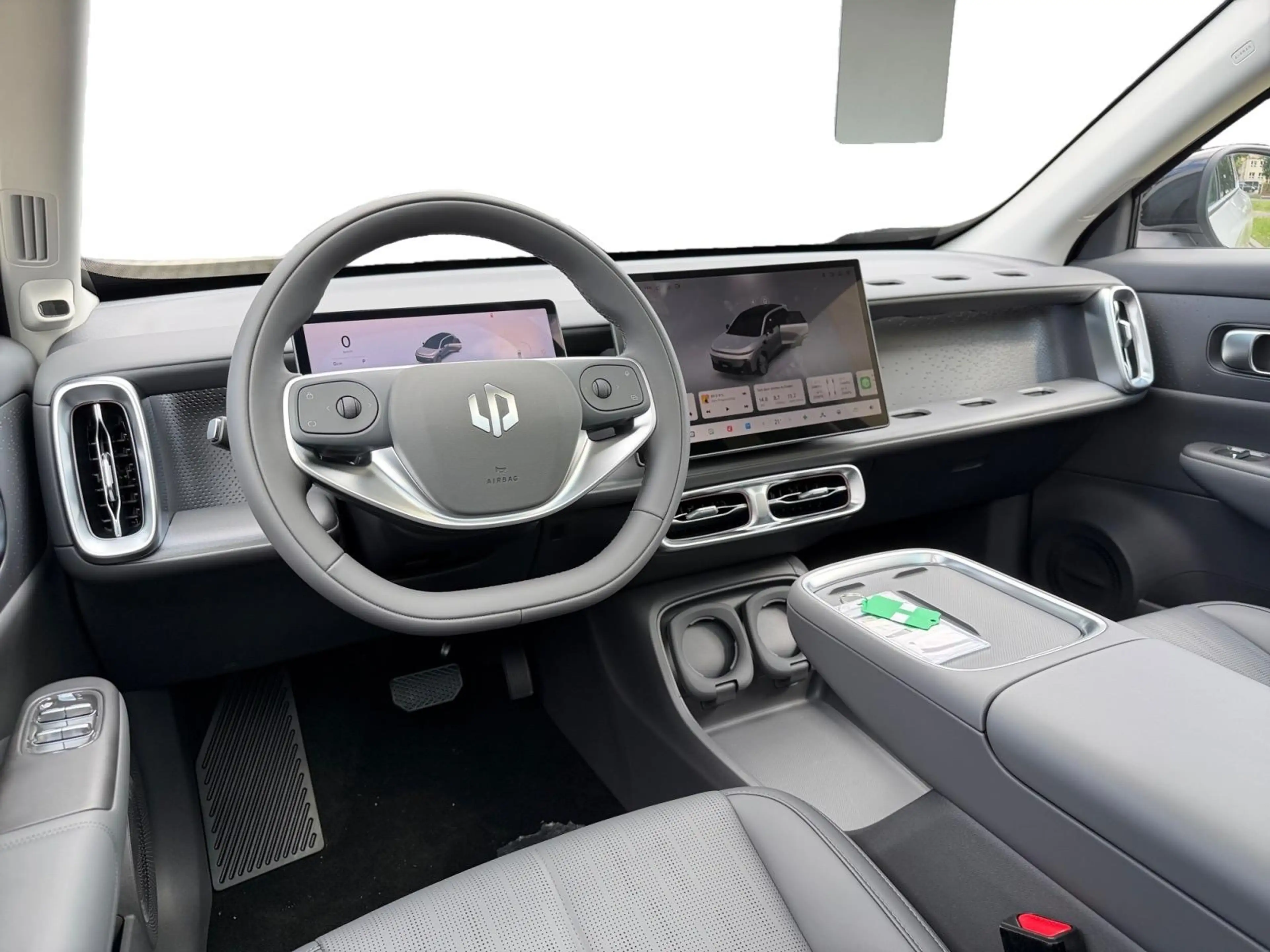 Leapmotor B10 160 kW Hybrid EV Design — photo 9
