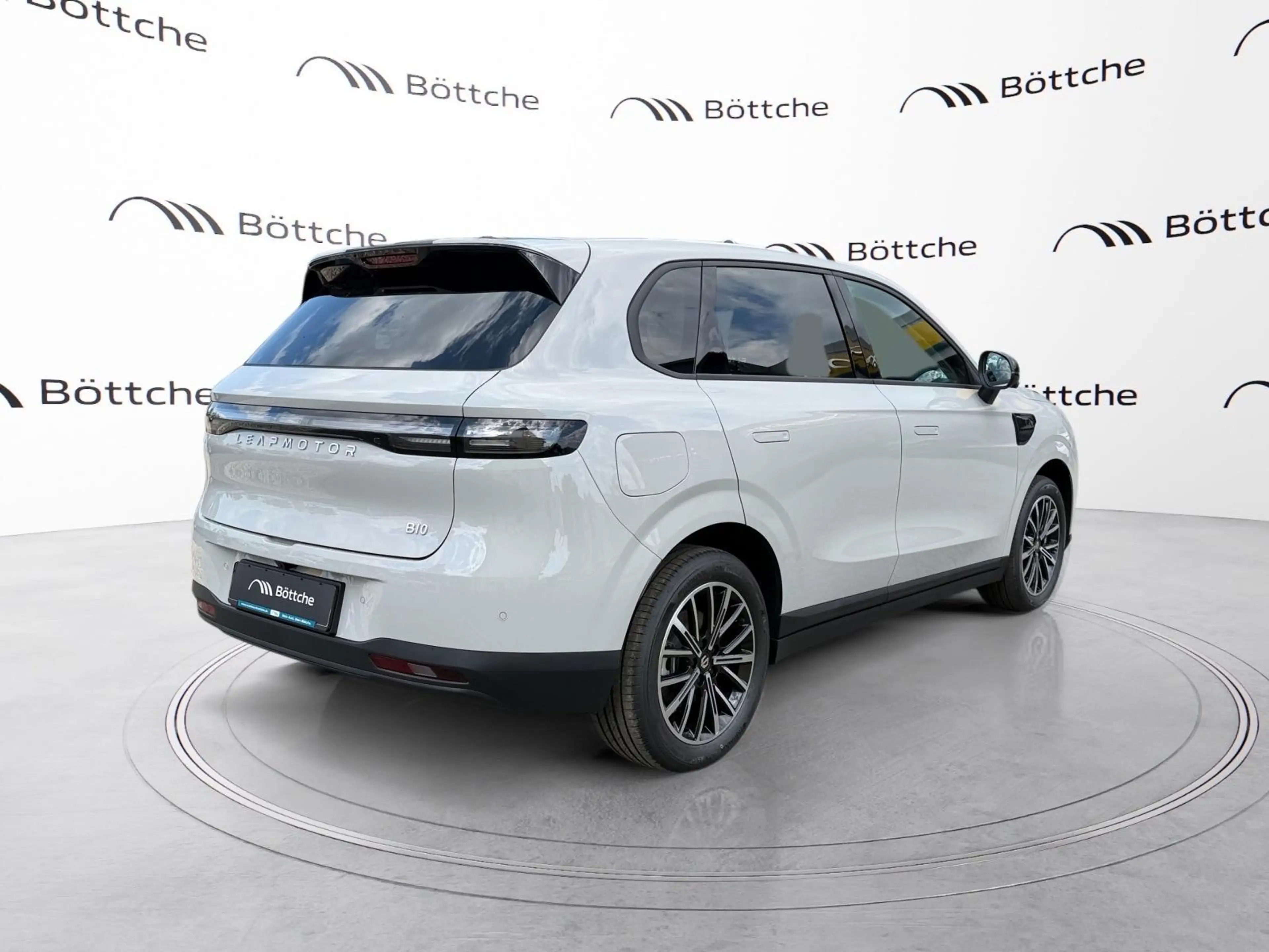 Leapmotor B10 160 kW Hybrid EV Design — photo 4