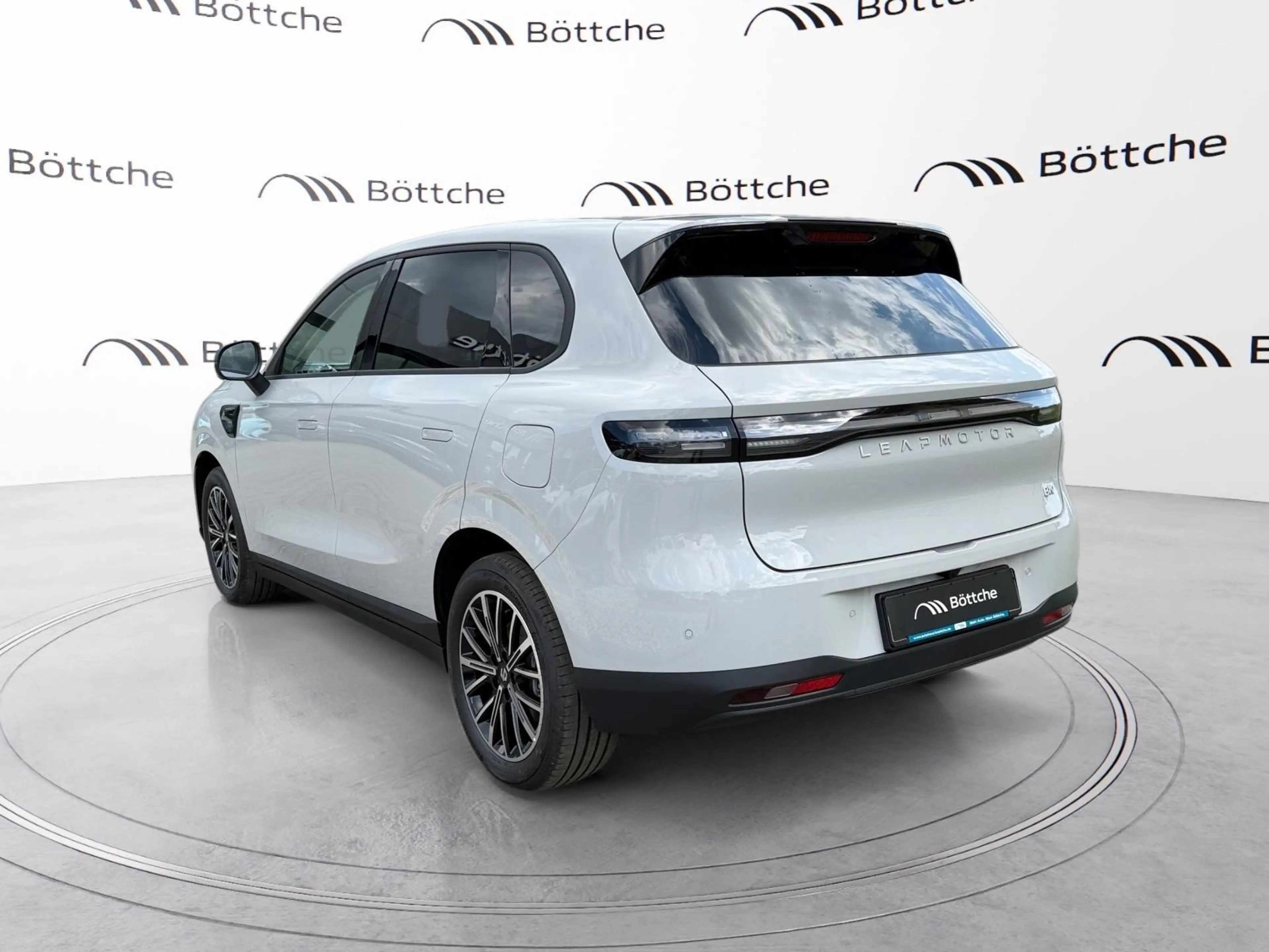 Leapmotor B10 160 kW Hybrid EV Design — photo 3