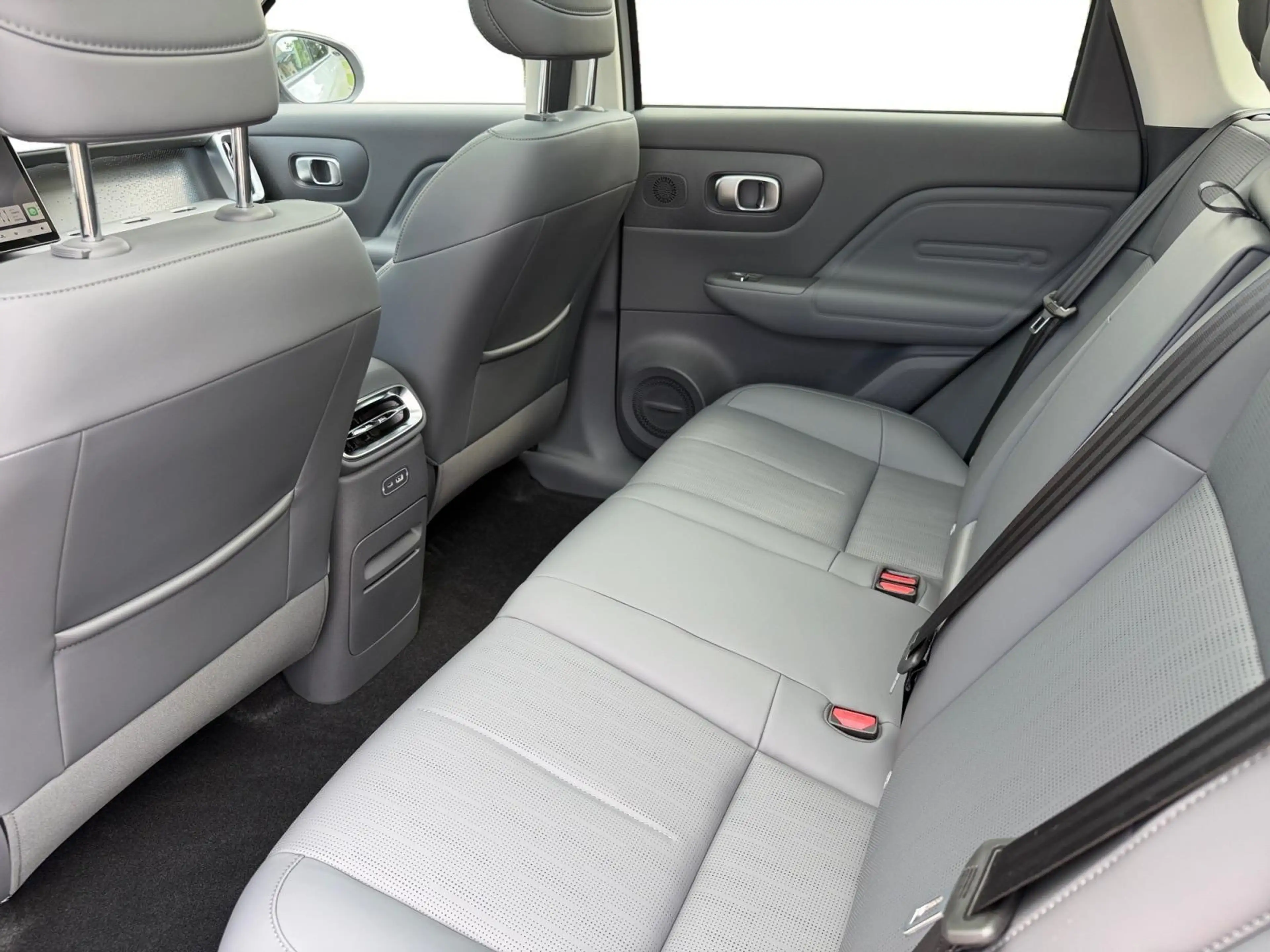 Leapmotor B10 160 kW Hybrid EV Design — photo 8