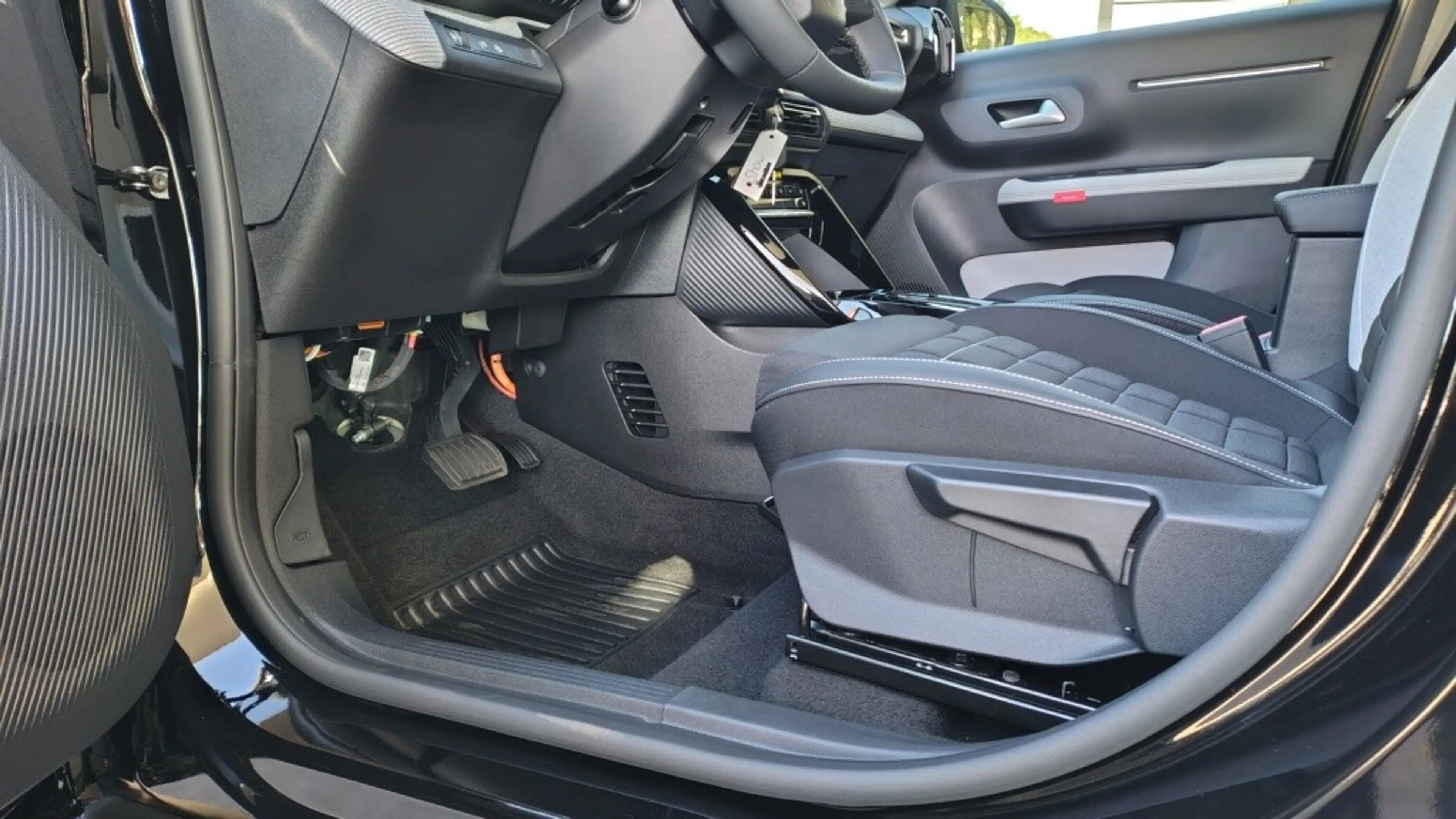 Citroen C3 e-C3 113 Standard Range 44kWh Max — photo 9