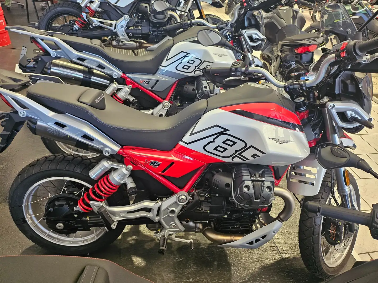 Moto Guzzi V 85 TT EURO 5 + - 1