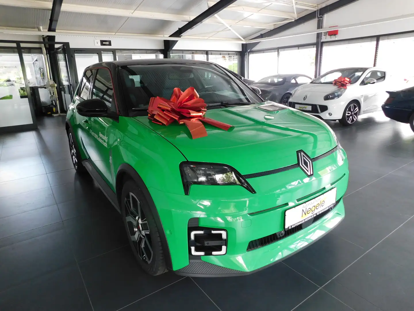 Renault R 5 E-Tech Techno 150 Comfort Range Winter + Driving P Grün - 2