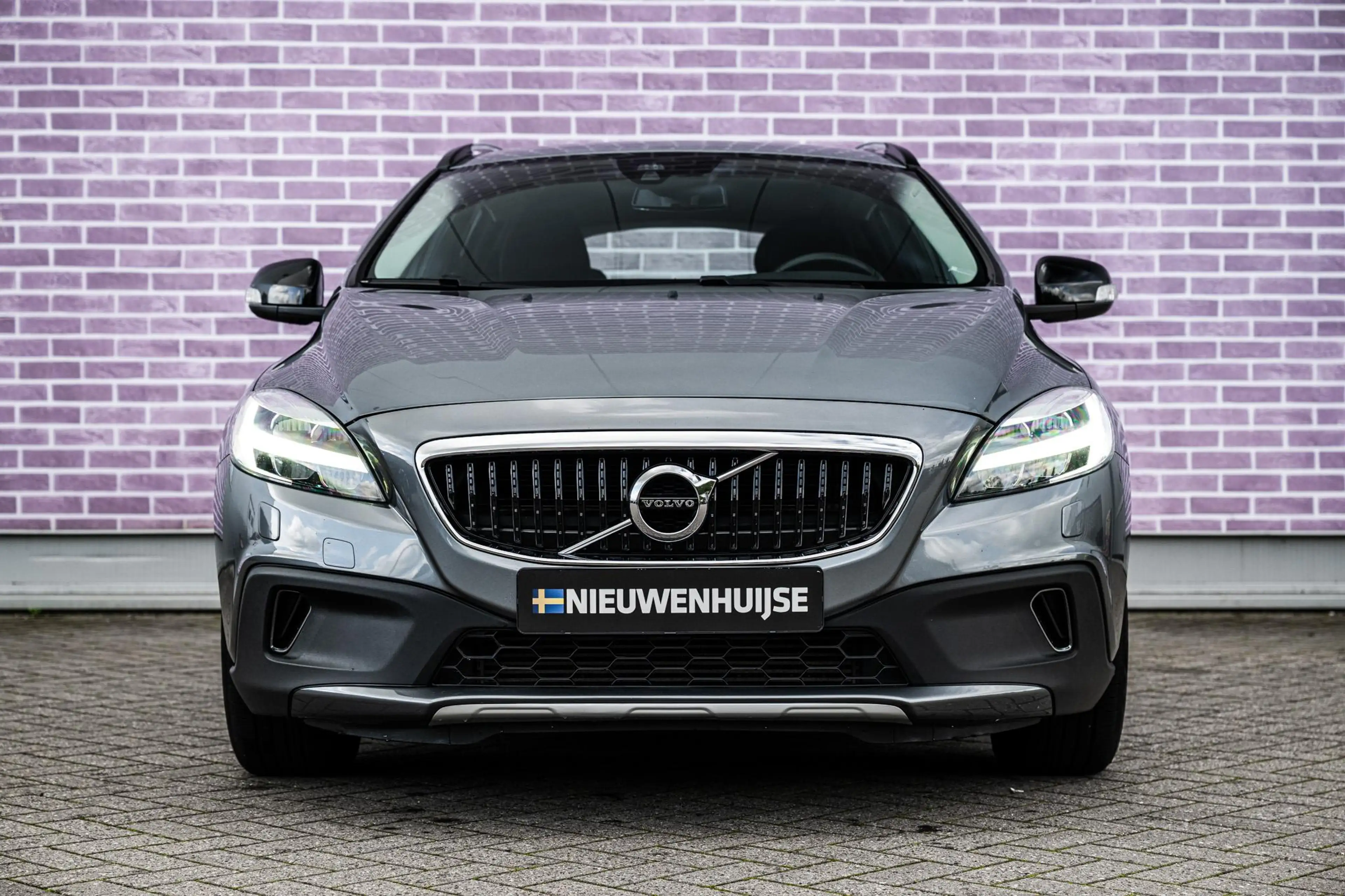 Volvo V40 Cross Country 1.5 T3 Summum — photo 10