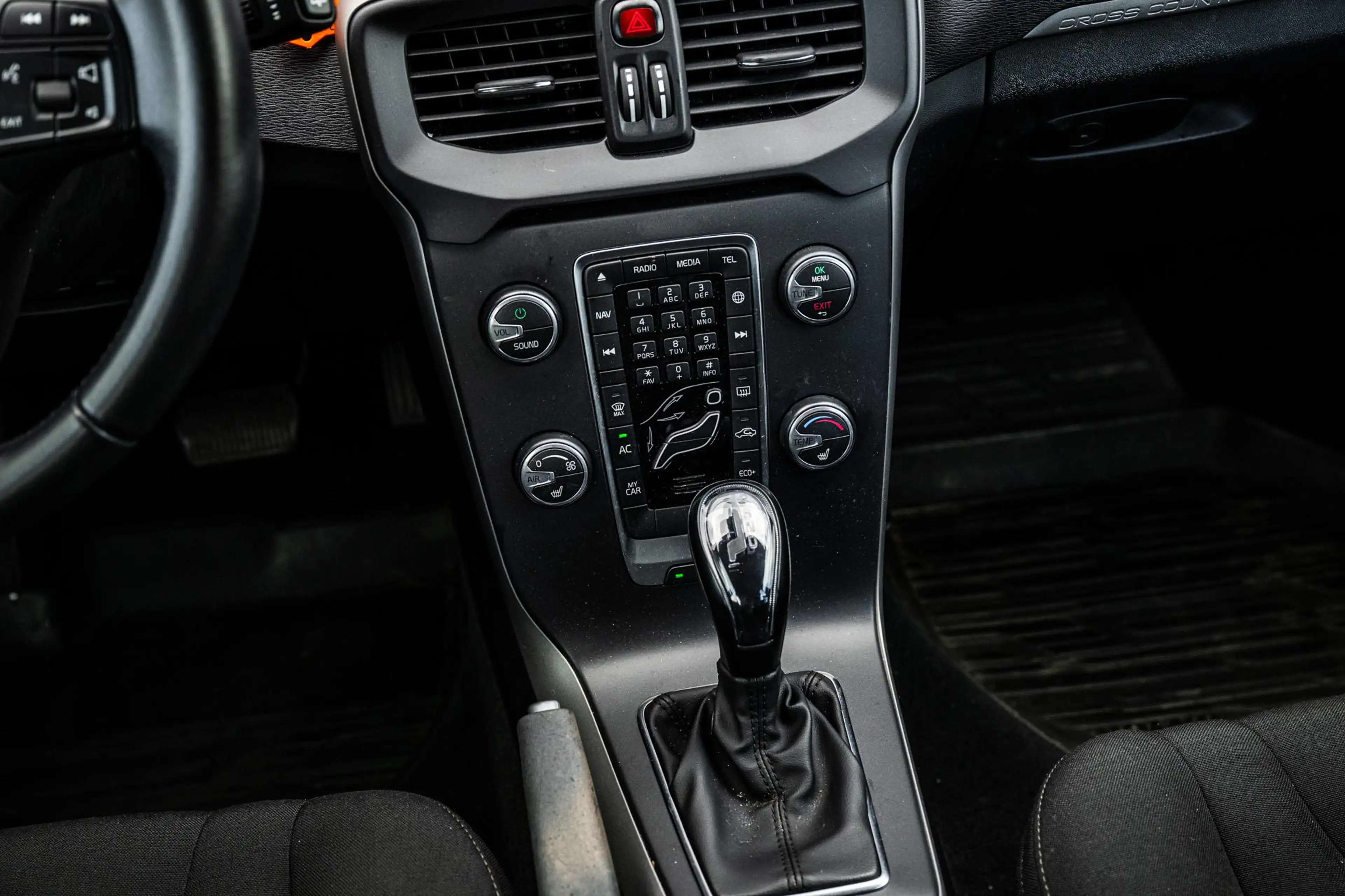 Volvo V40 Cross Country 1.5 T3 Summum — photo 15