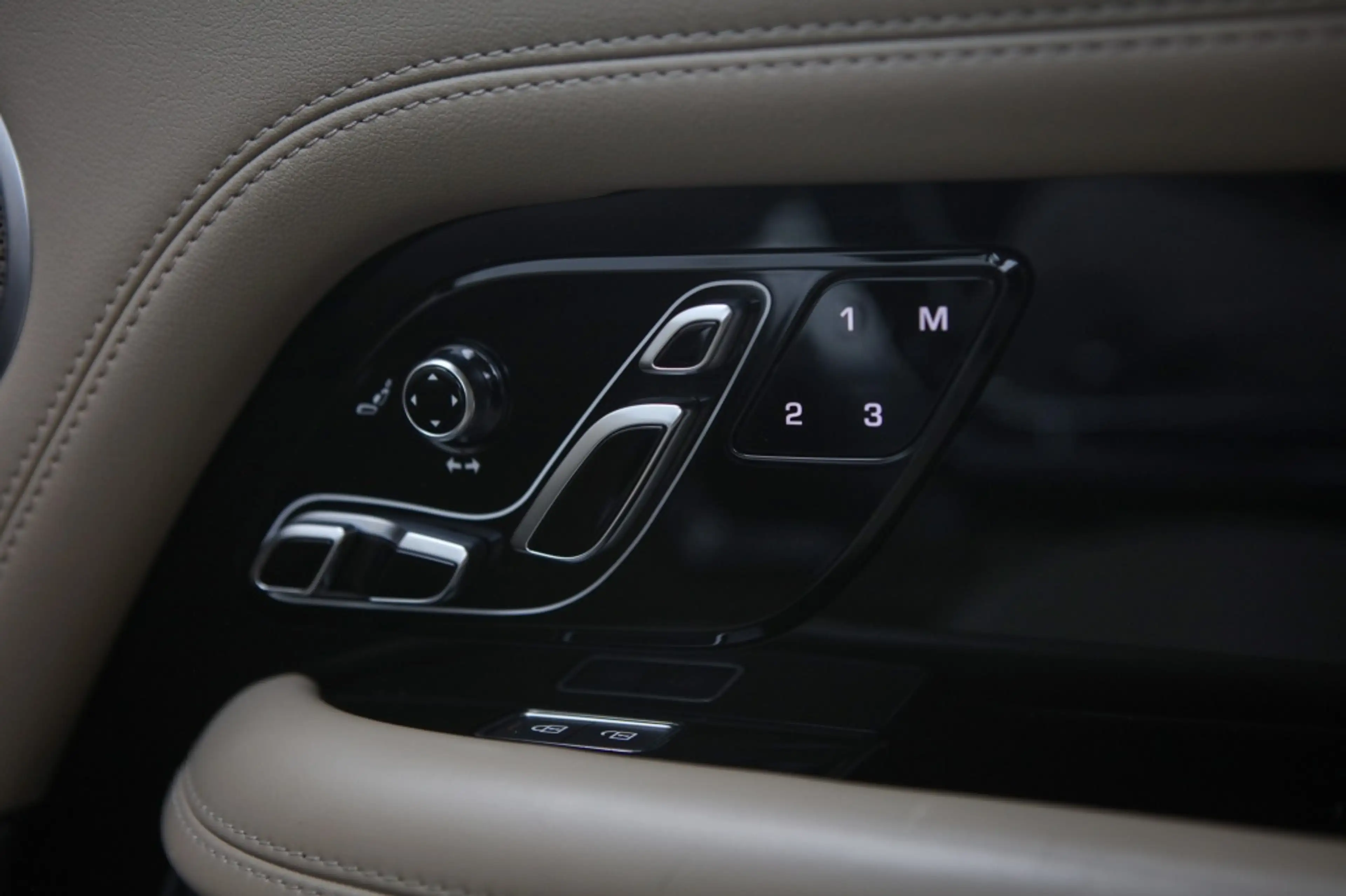 Land Rover Range Rover D300 HSE | Pano | HUD | Memory | — photo 29