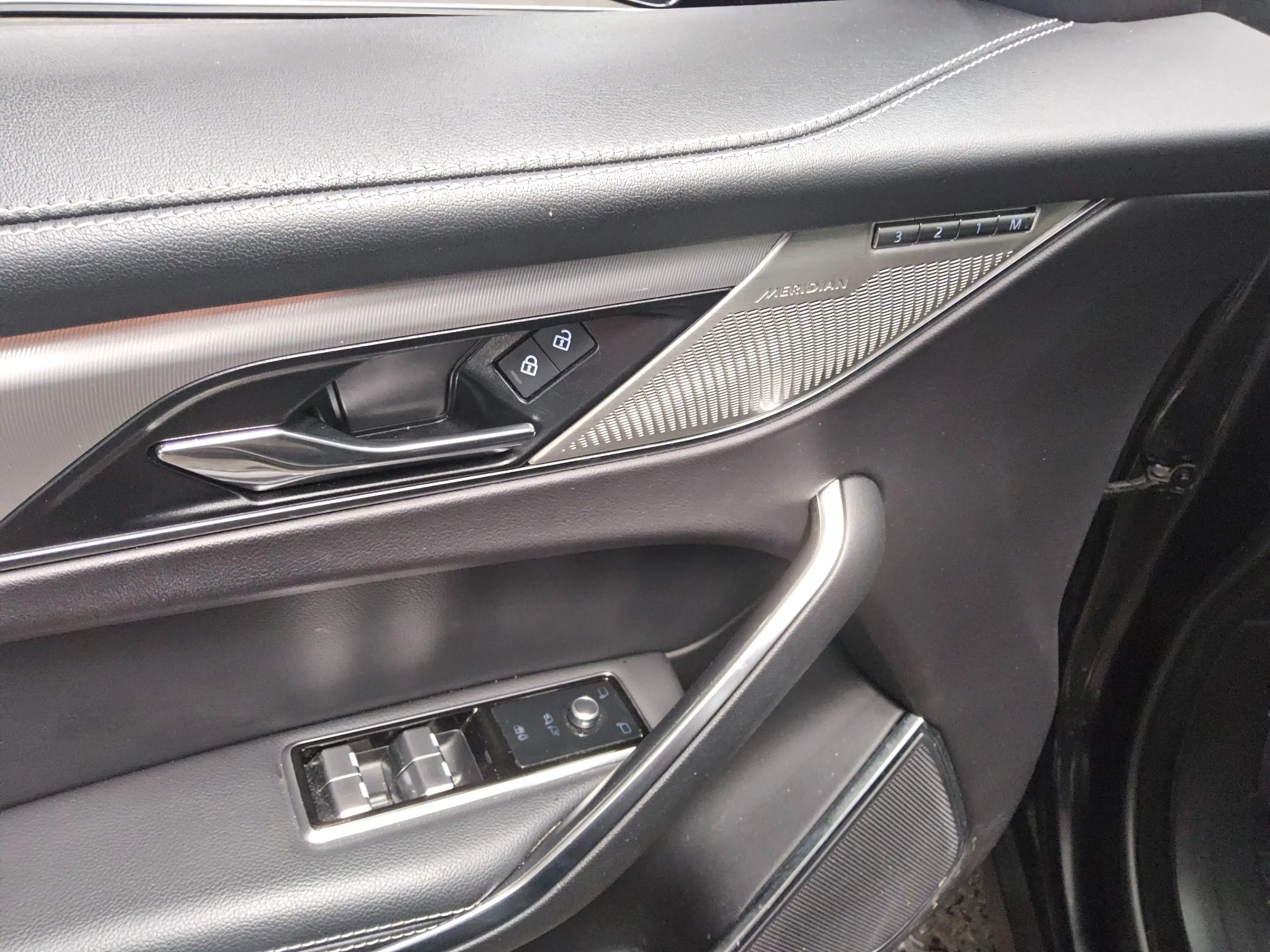 Jaguar F-Pace D 200 AWD R-Dynamic Navi LED Leder RFK — photo 9