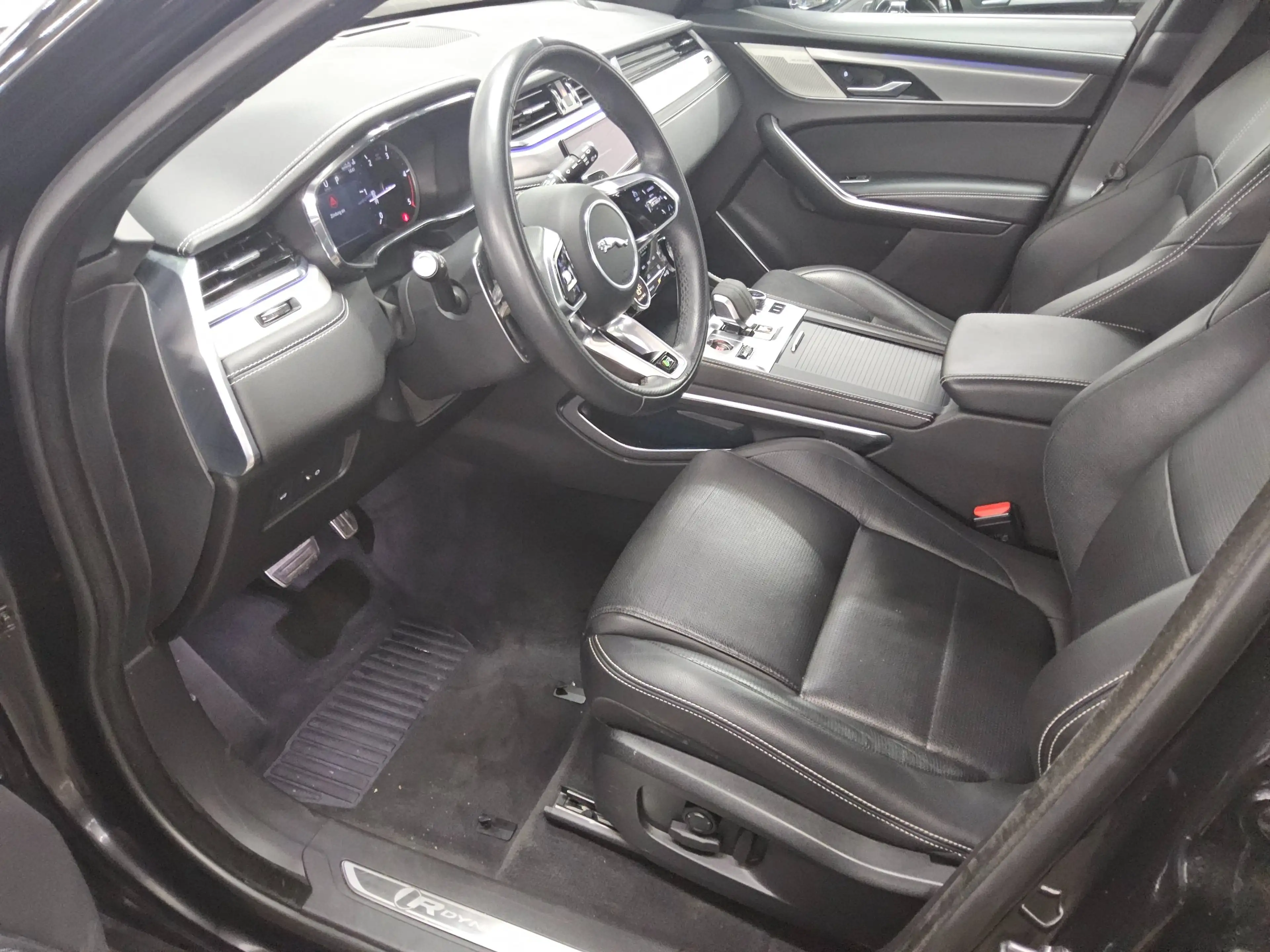 Jaguar F-Pace D 200 AWD R-Dynamic Navi LED Leder RFK — photo 8