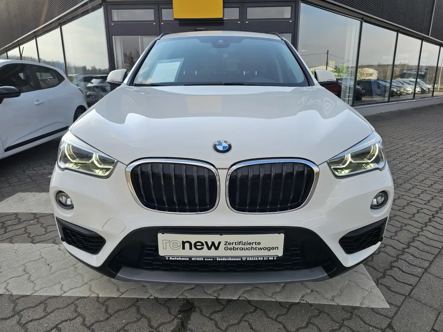BMW X1 18i sDrive Automatik *SHZ/Pano/LED* Weiß - 2