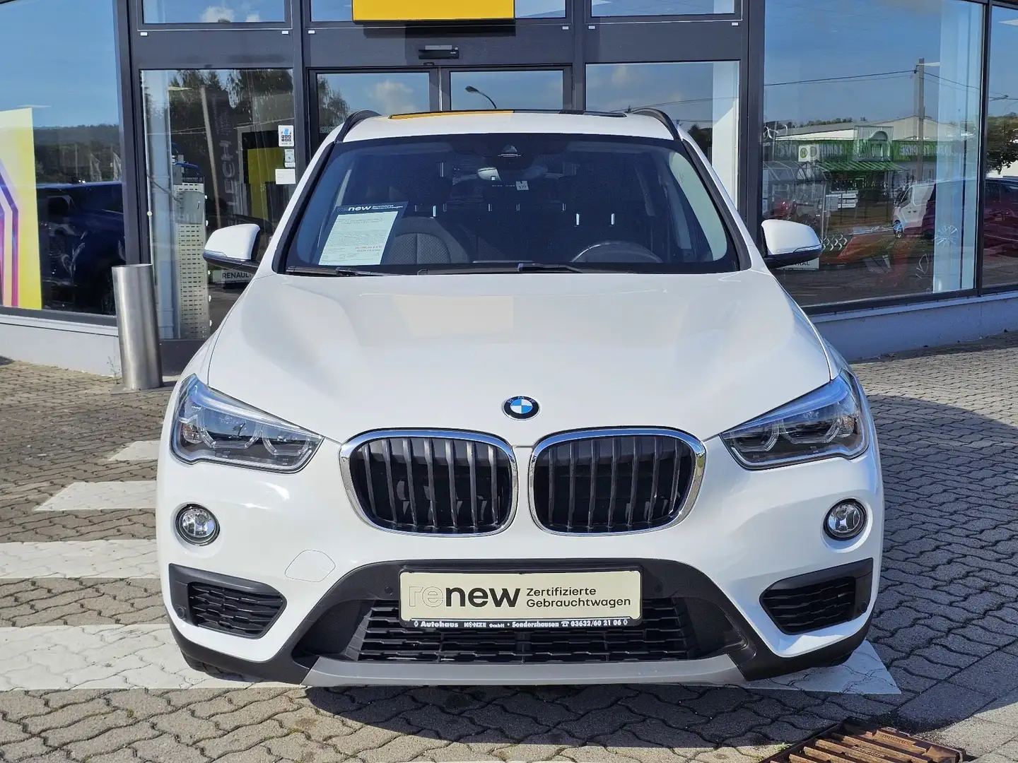 BMW X1 18i sDrive Automatik *SHZ/Pano/LED* Weiß - 2