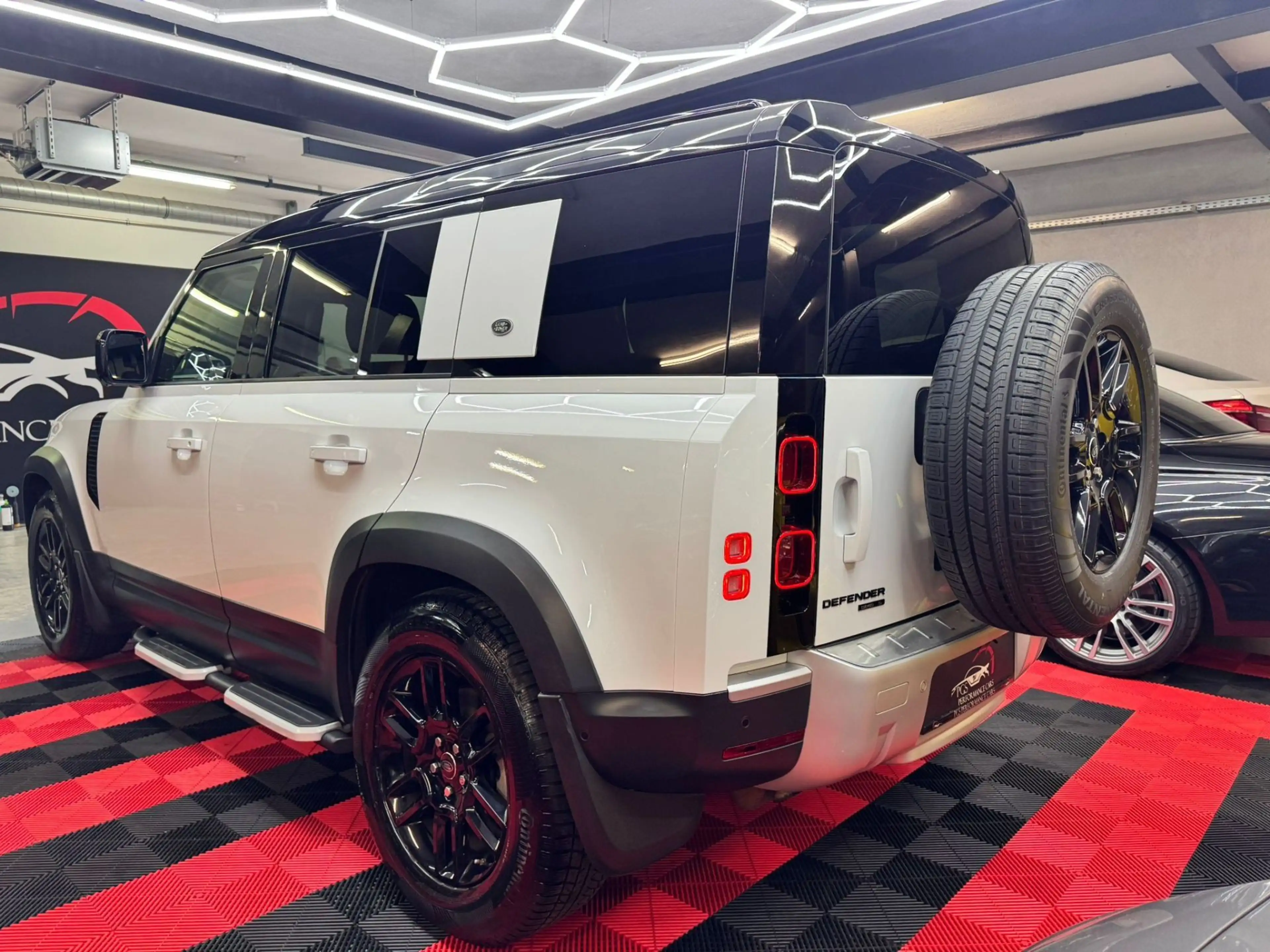 Land Rover Defender 110 D240 S Aut. — photo 4