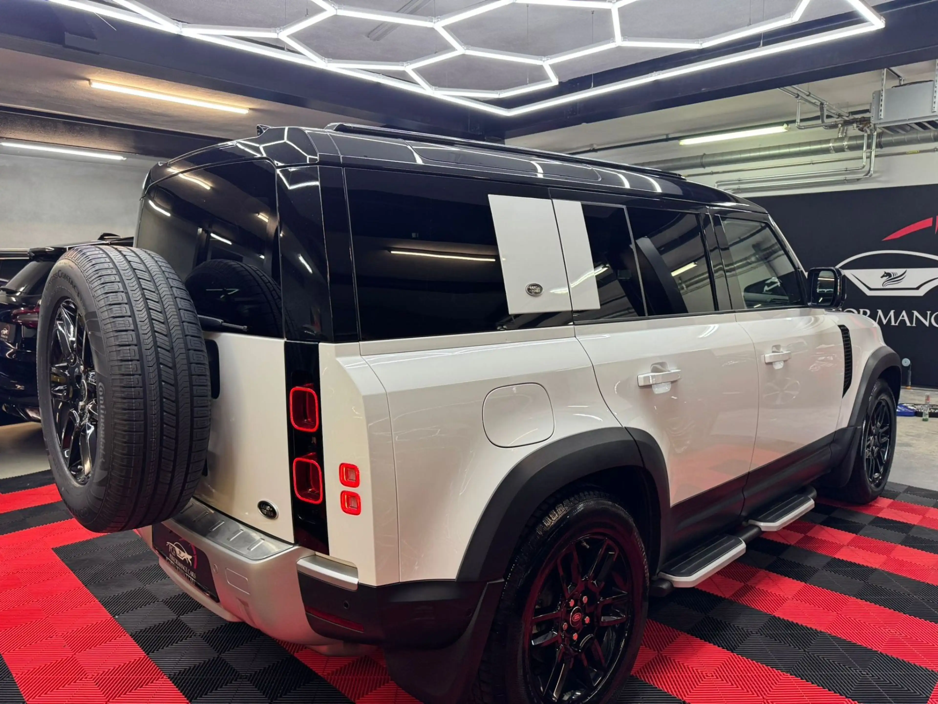 Land Rover Defender 110 D240 S Aut. — photo 6